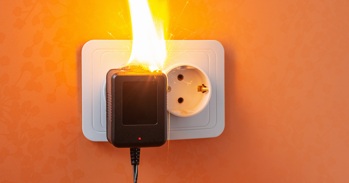 fuego en enchufe