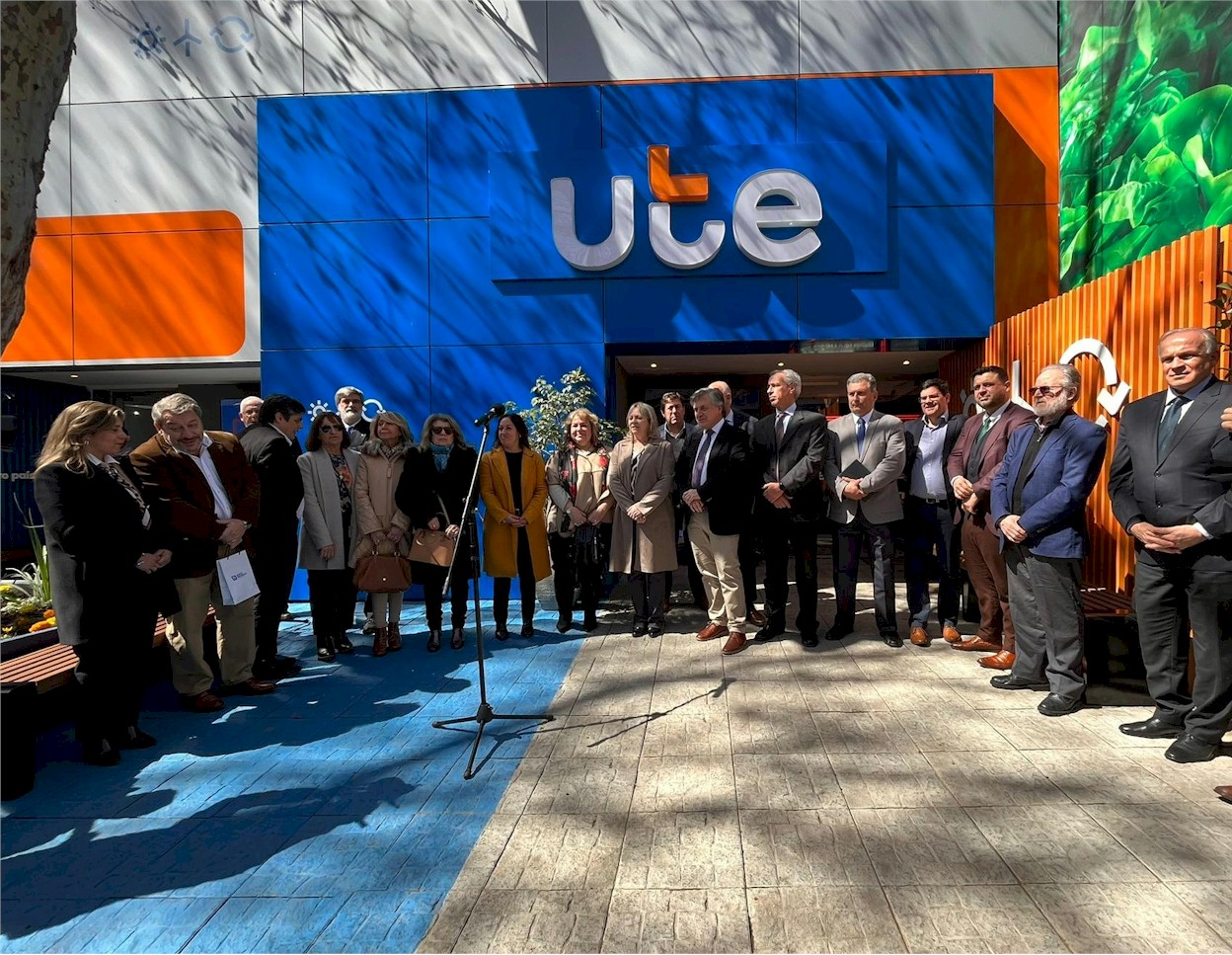 el Directorio de UTE en pleno inauguró oficialmente el Stand con el que la empresa participa en la Expo Prado 2023. 