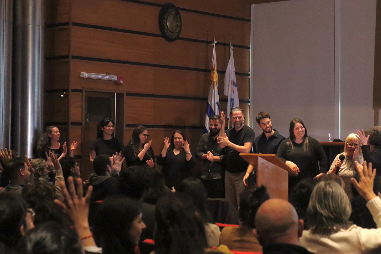 Quitando barreras a la comunicación: presentación del Diccionario Señario Bilingüe (LSU-español) con temática de UTE