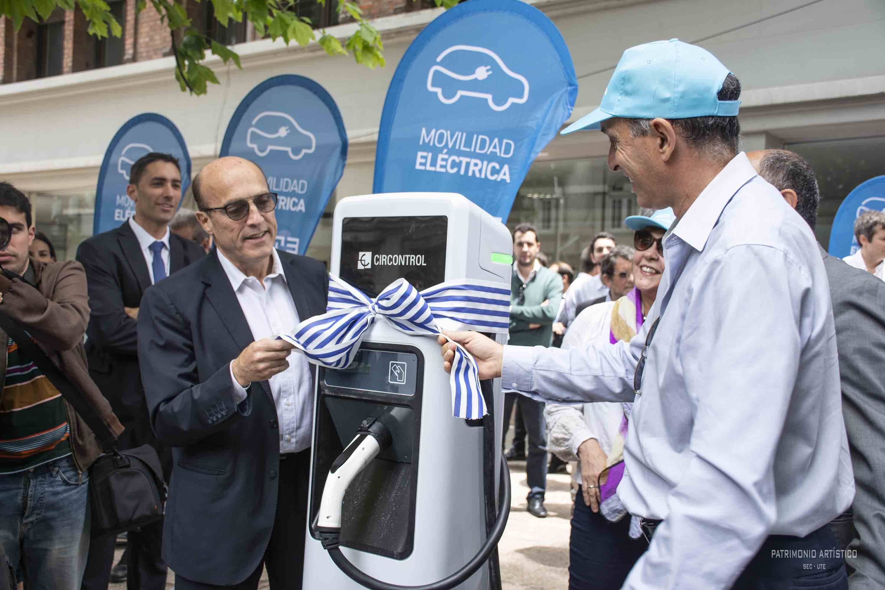 El Intendente de Montevideo y el Presidente de UTE inauguran los nuevos cargadores