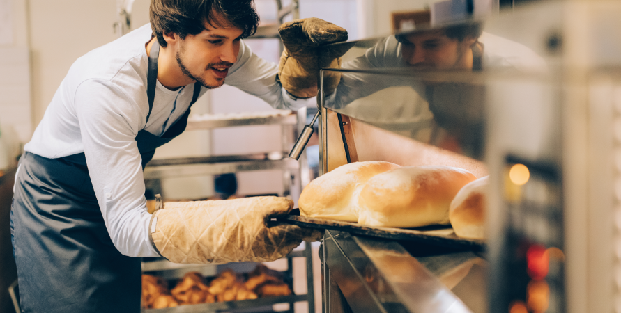 hombre colocando una bandeja en un horno eléctrico. Promoción Plan Pymes +