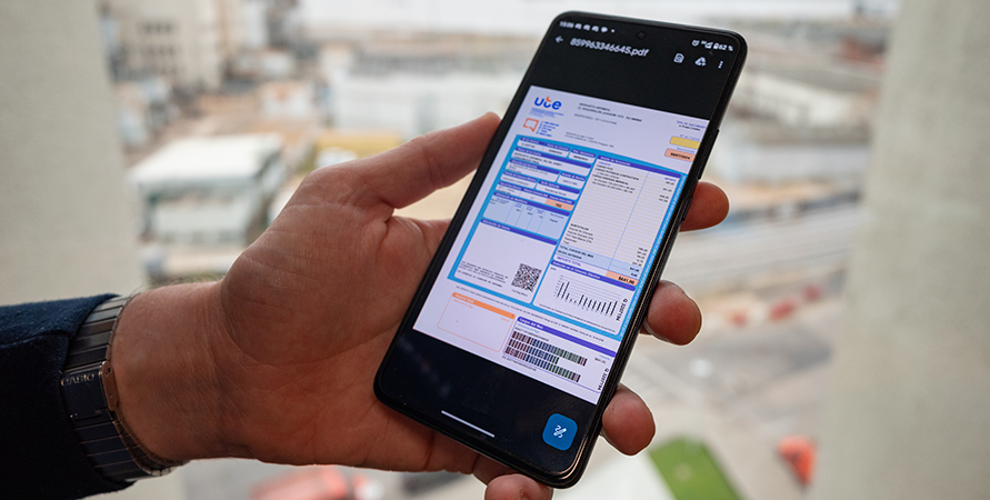 Persona viendo su factura a través del celular