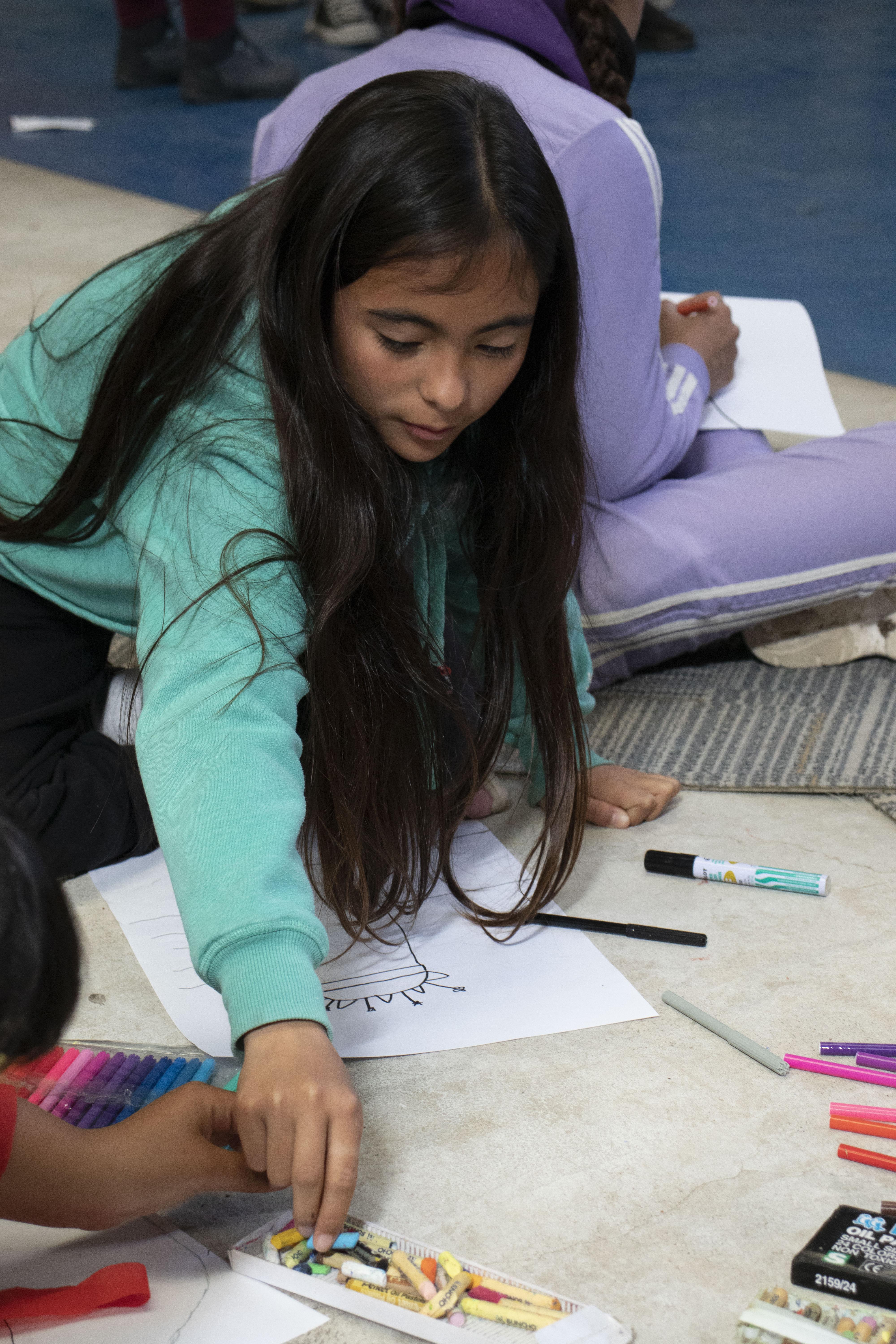 Jornada 2: Niña pintando con lápices de colores