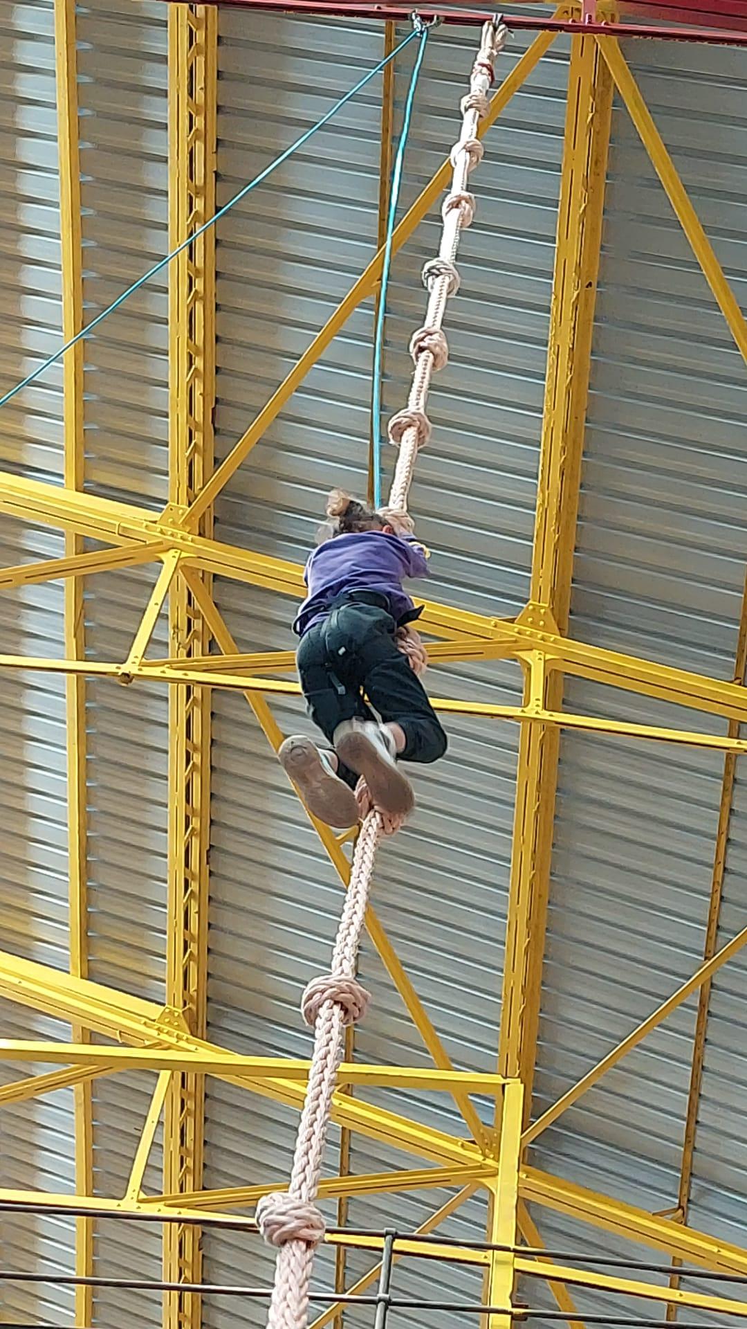 Jornada 1: Niña escalando trepando una cuerda