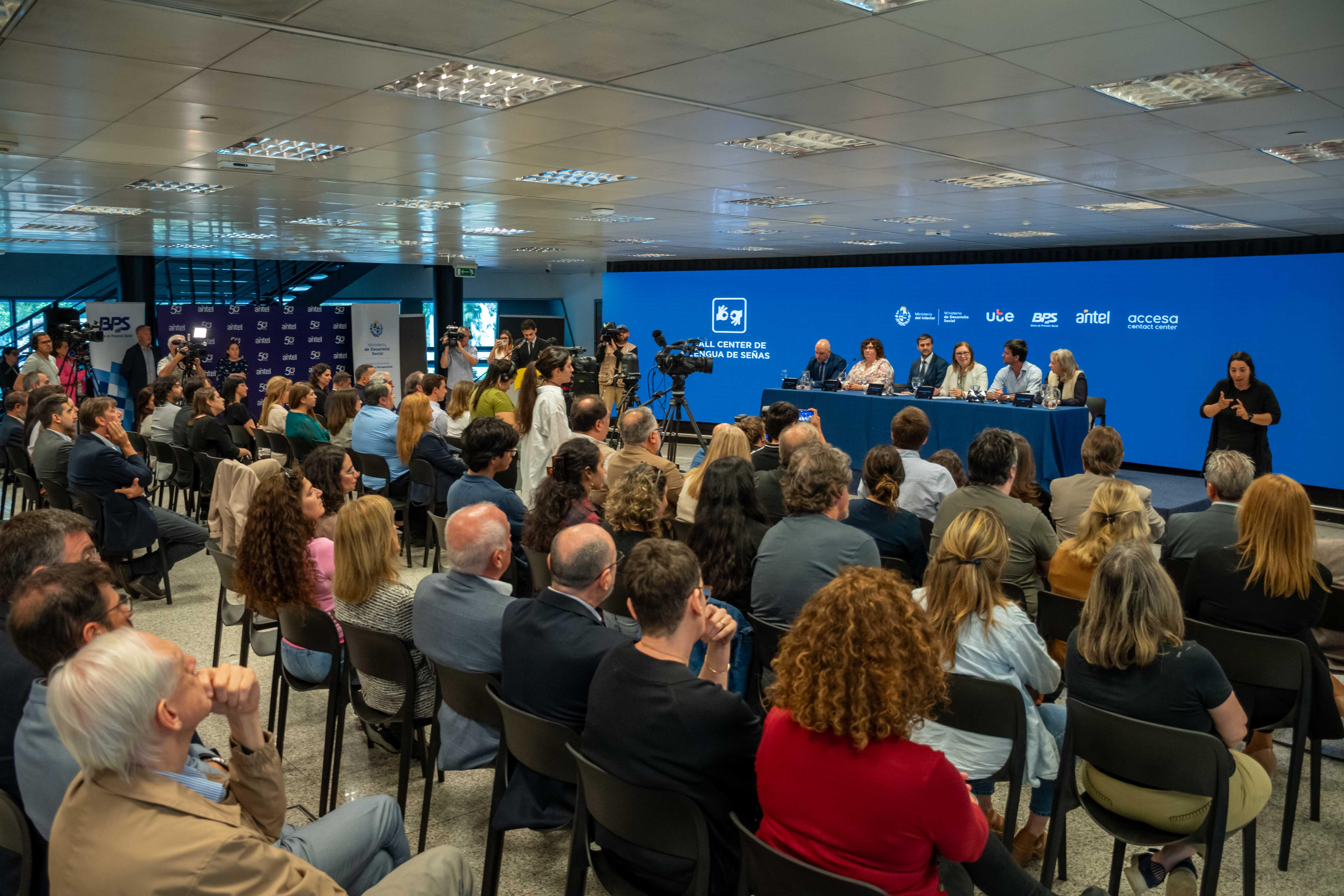 Implementación de servicio de atención al cliente para personas sordas en Oficinas Comerciales de UTE