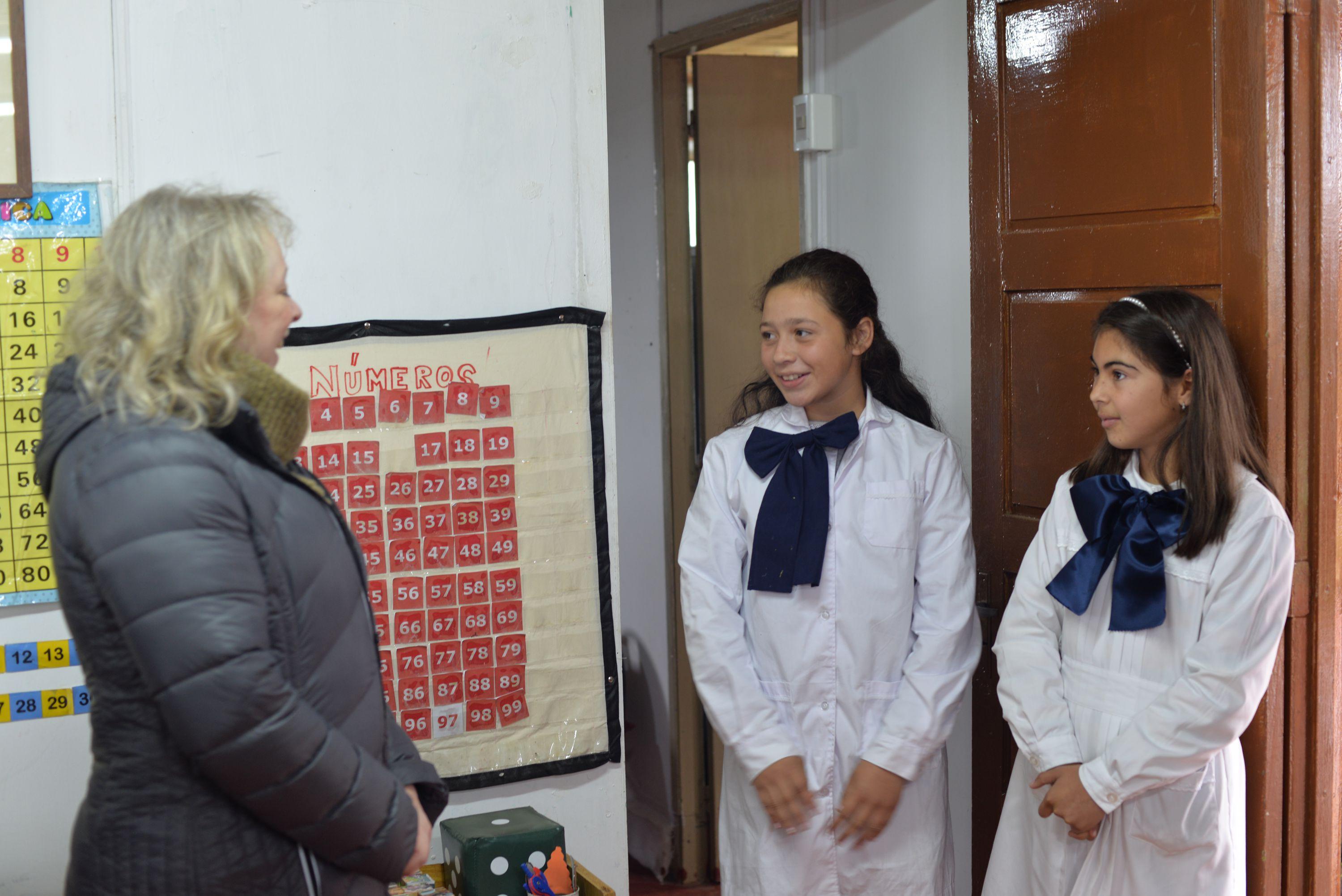 Presidenta Silvia Emaldi y alumnas de la Escuela N° 72.