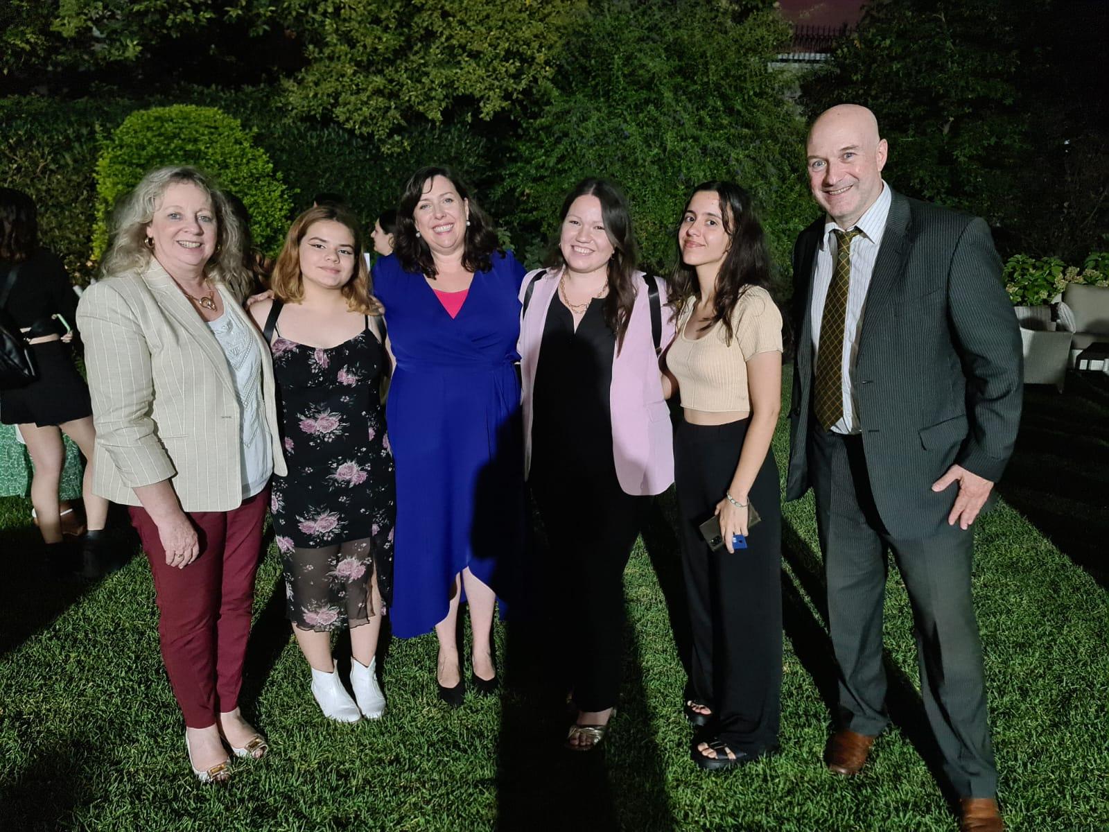 Presidenta Emaldi, Antonella y Faye O’Connor en la Embajada británica.