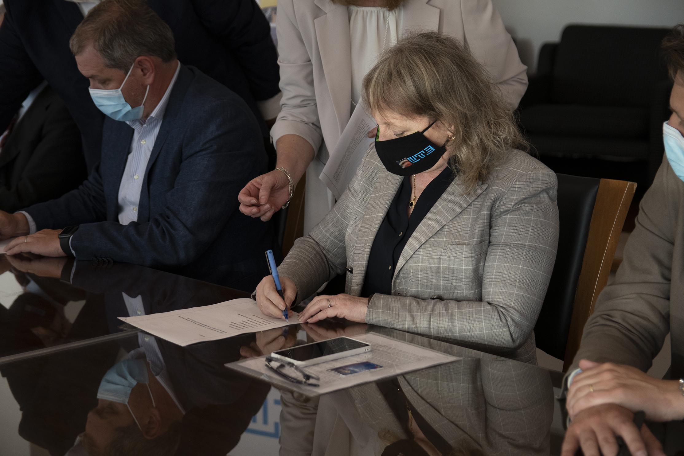 La presidenta Emaldi y el intendente de Florida Guillermo López Méndez suscriben los convenios.