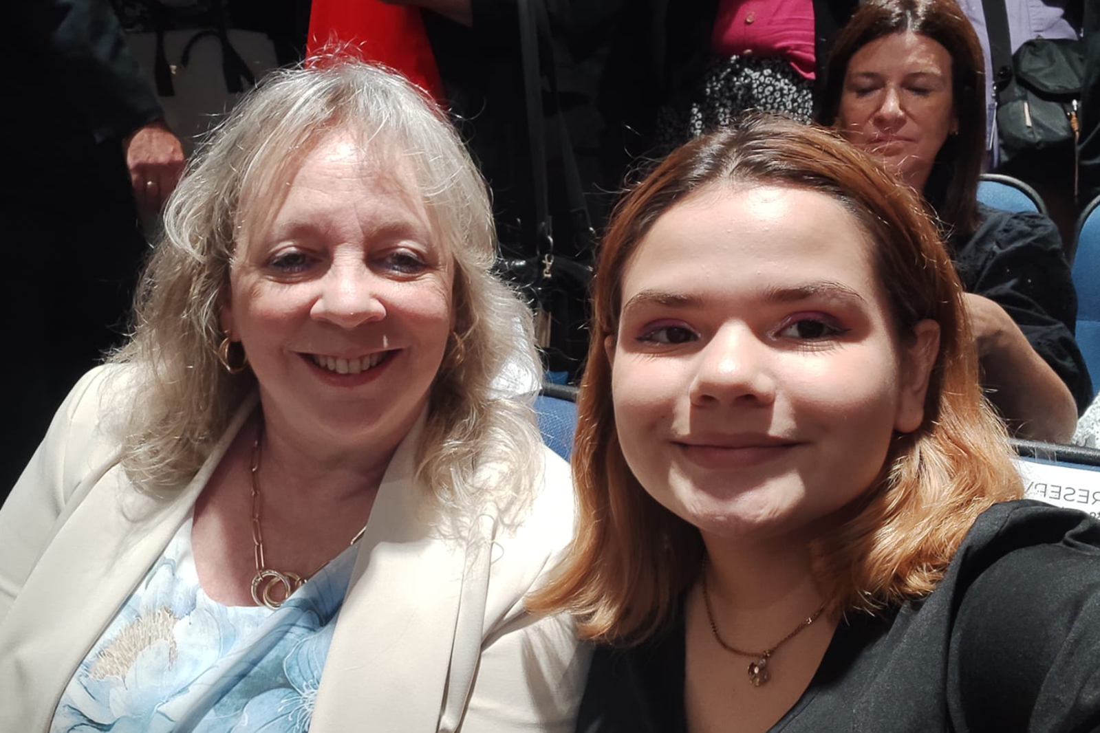 Presidenta Emaldi y Antonella en Torre Ejecutiva.