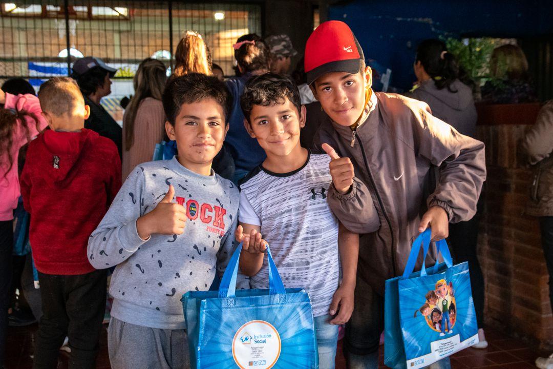 Niños felices con sus kits de Inclusión Social.