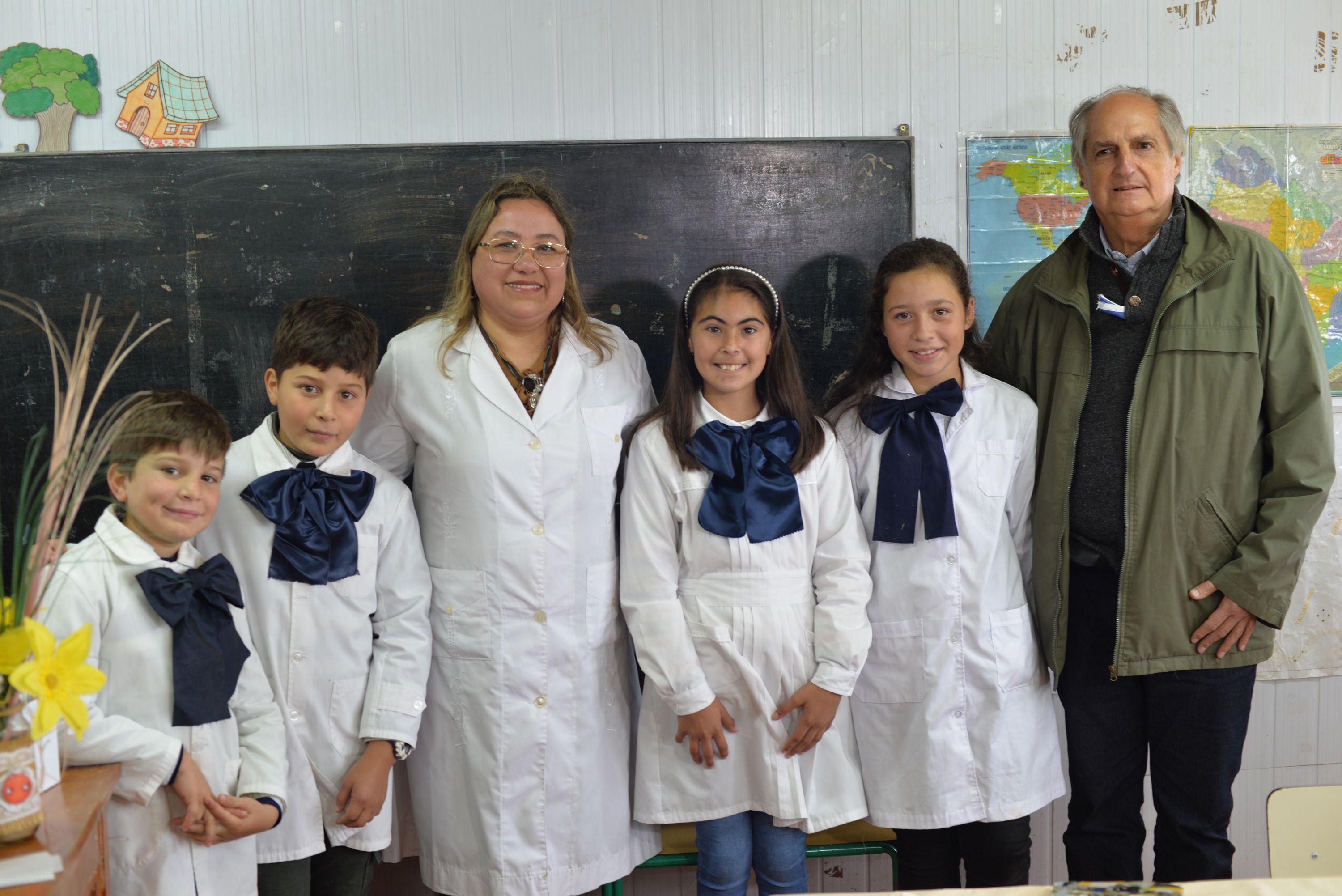 Alumnas, alumnos y maestra junto al Consejero Juan Antonio Gabito Zóboli (ANEP)