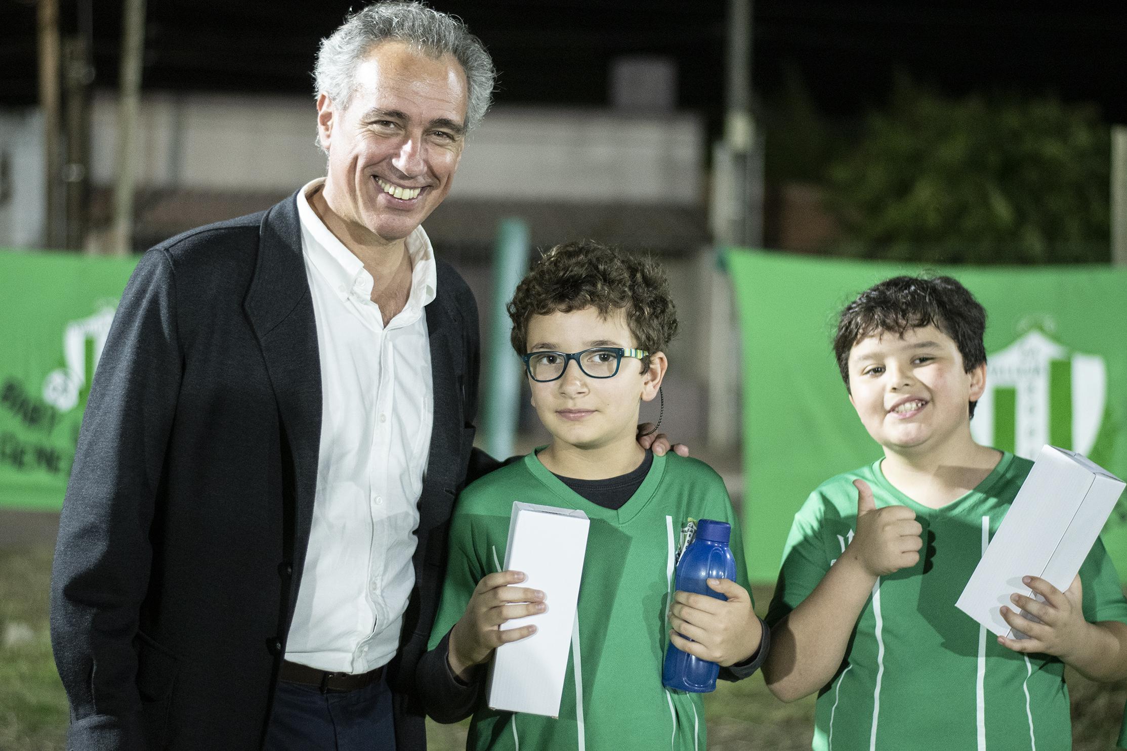 Vicepresidente Julio Luis Sanguinetti con dos jóvenes promesas