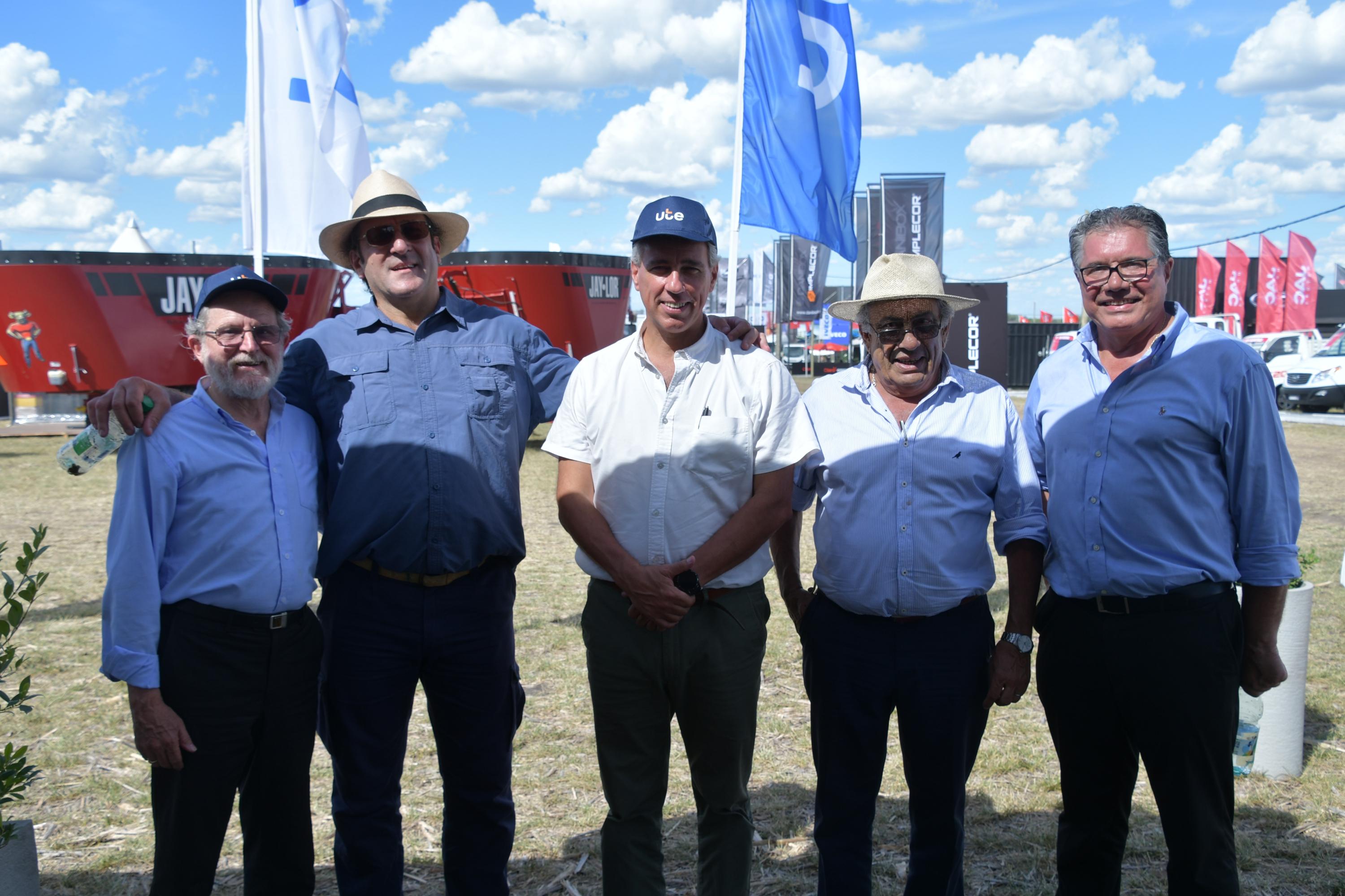 Director Pées Boz, representante nacional José Amy, vicepresidente Sanguinerri, intendente de Río Negro, Omar Lafluf.