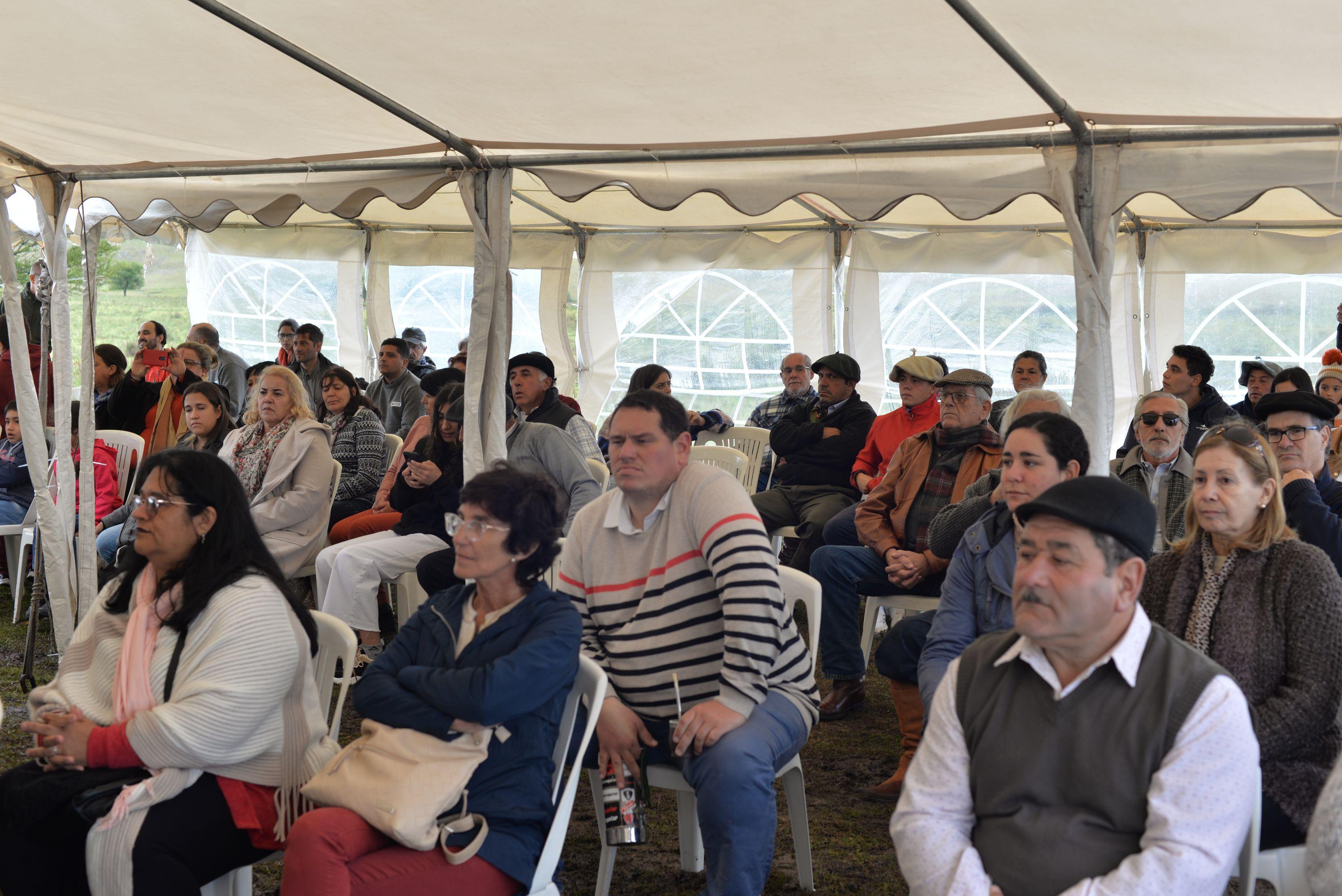 Vecinas y vecinos disfrutando de la jornada.