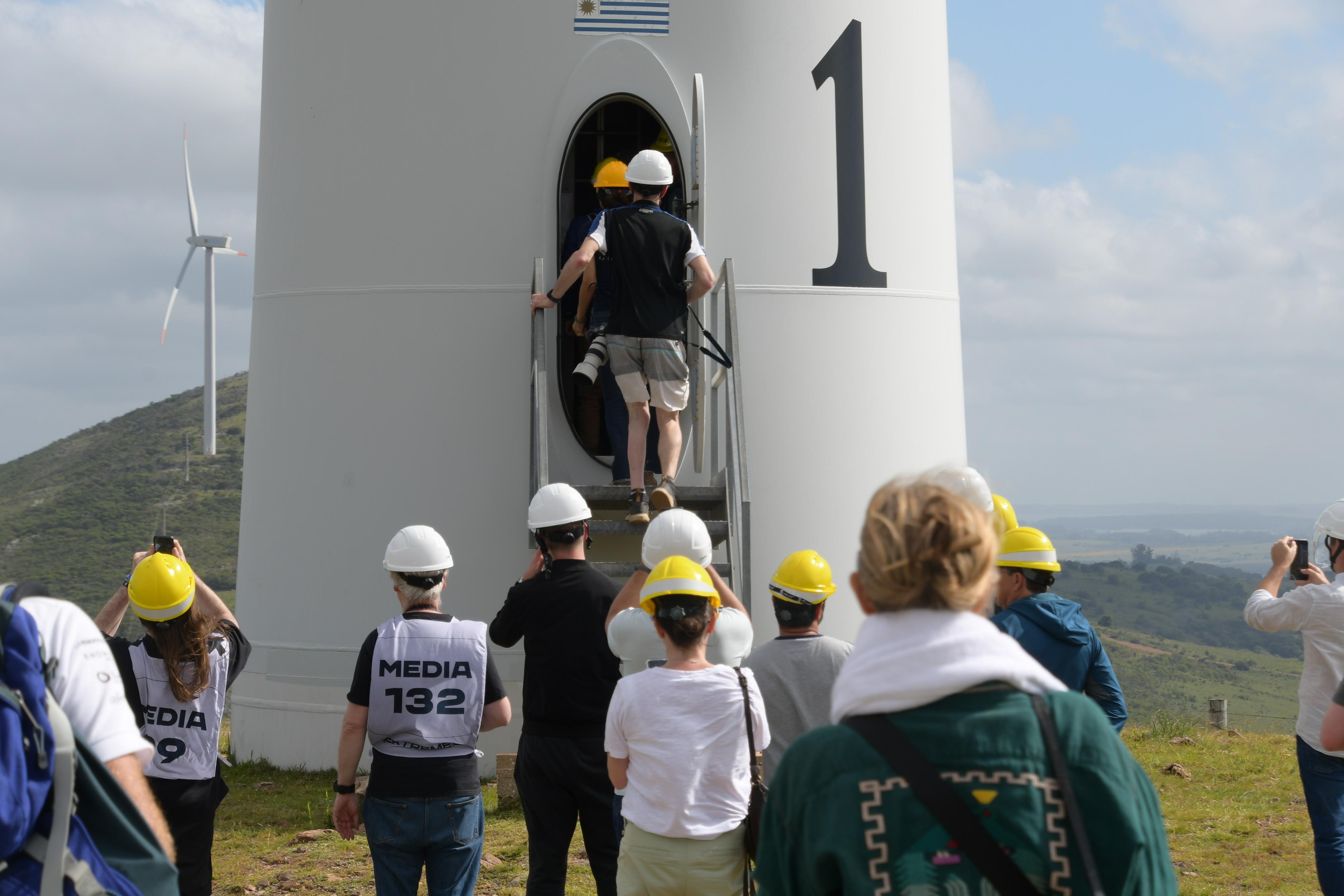 Visita a la sección de base de un aerogenerador