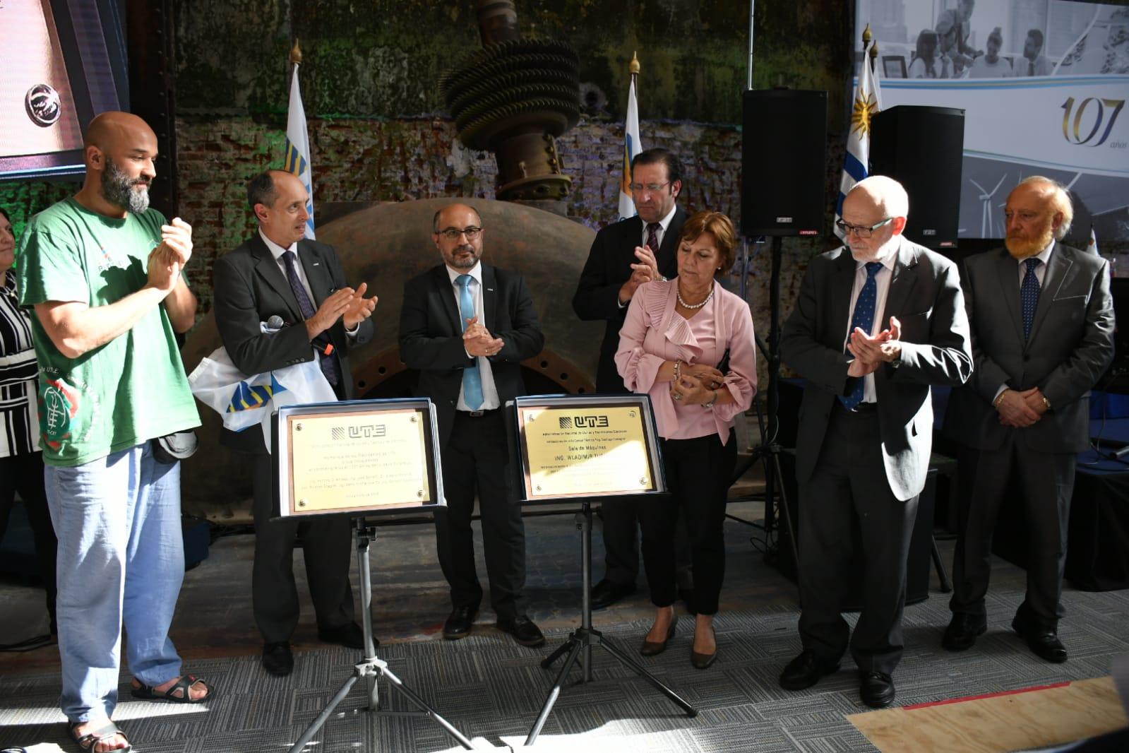 Presidente de AUTE Gabriel Soto junto al Directorio y Cr. Carlos Pombo, descubriendo la placa homenaje al Ing. Wladimir Turiansky