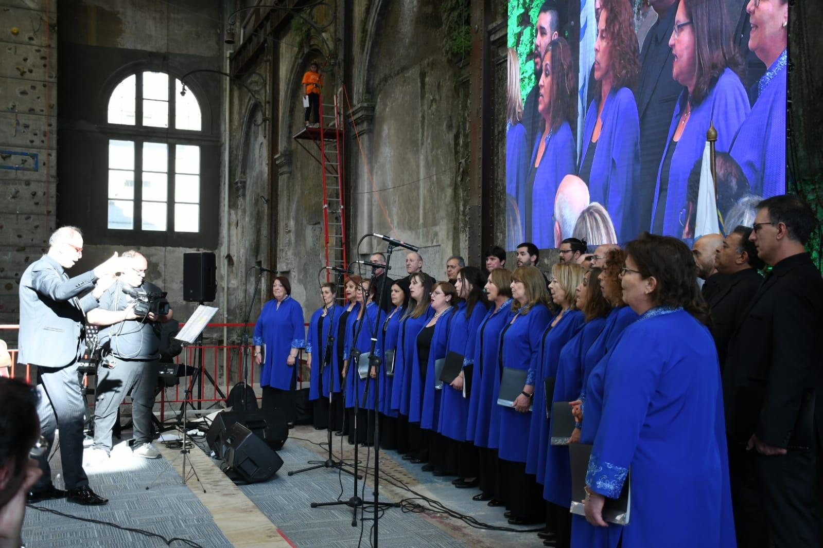 El coro de UTE, IluminArte en la actuación del Aniversario 107°