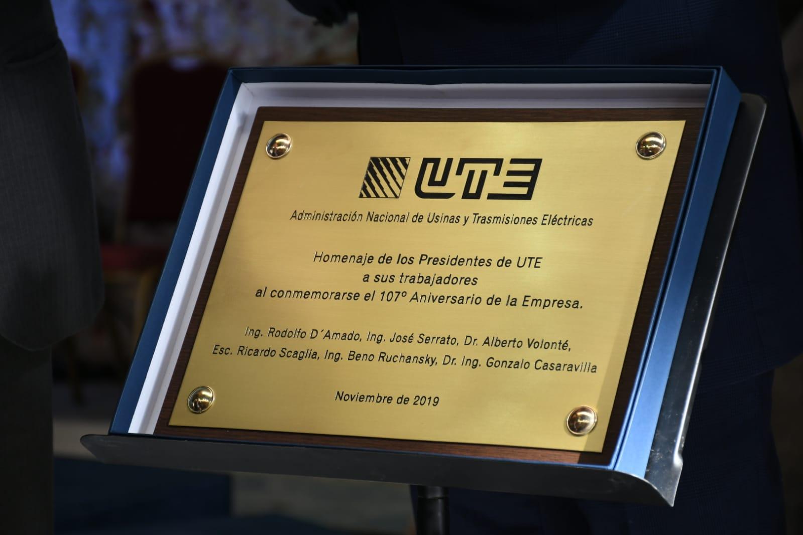 Placa homenaje de los presidentes de UTE a los trabajadores