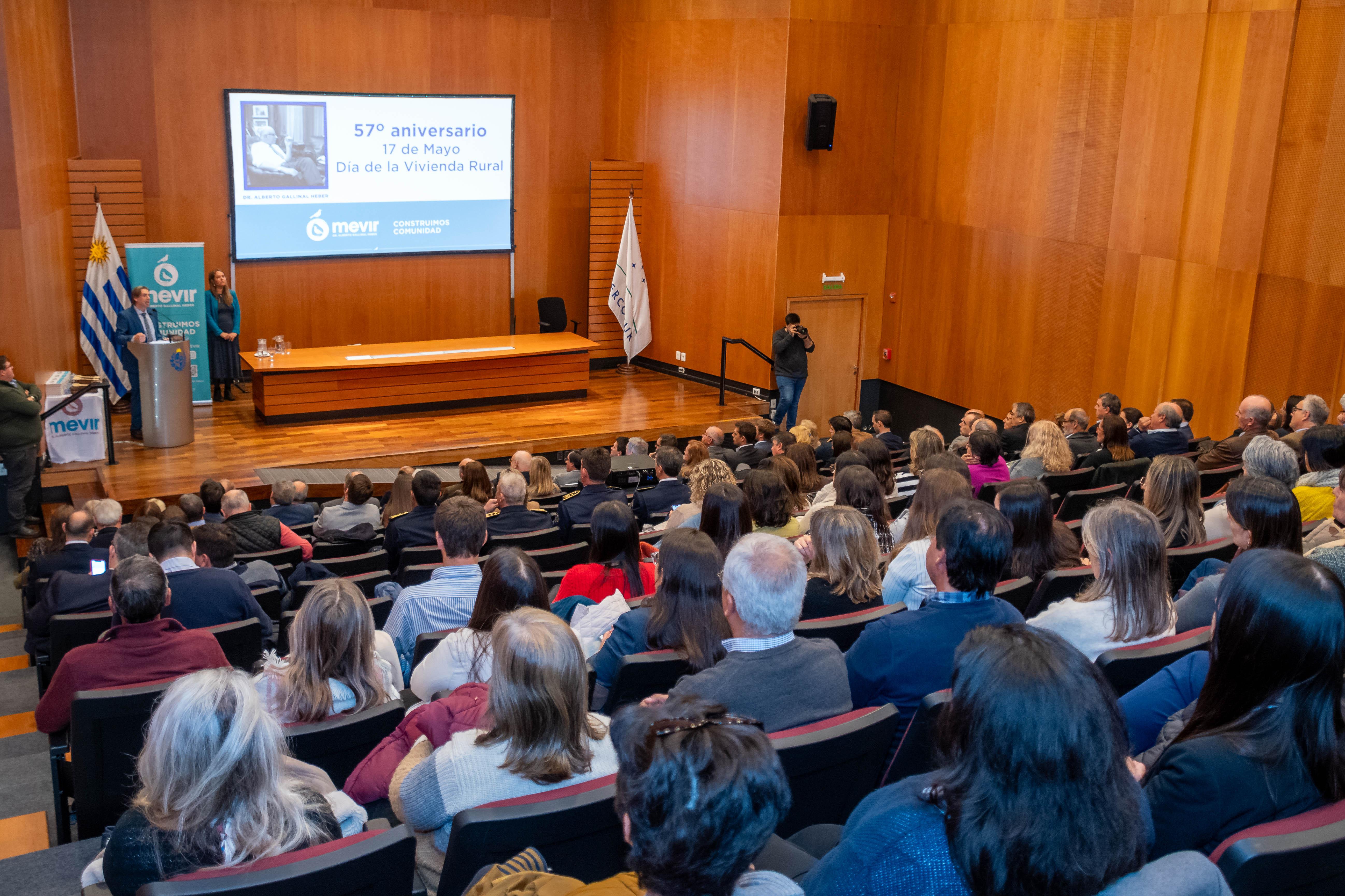 UTE recibió reconocimiento de Mevir por su invalorable aporte a la institución