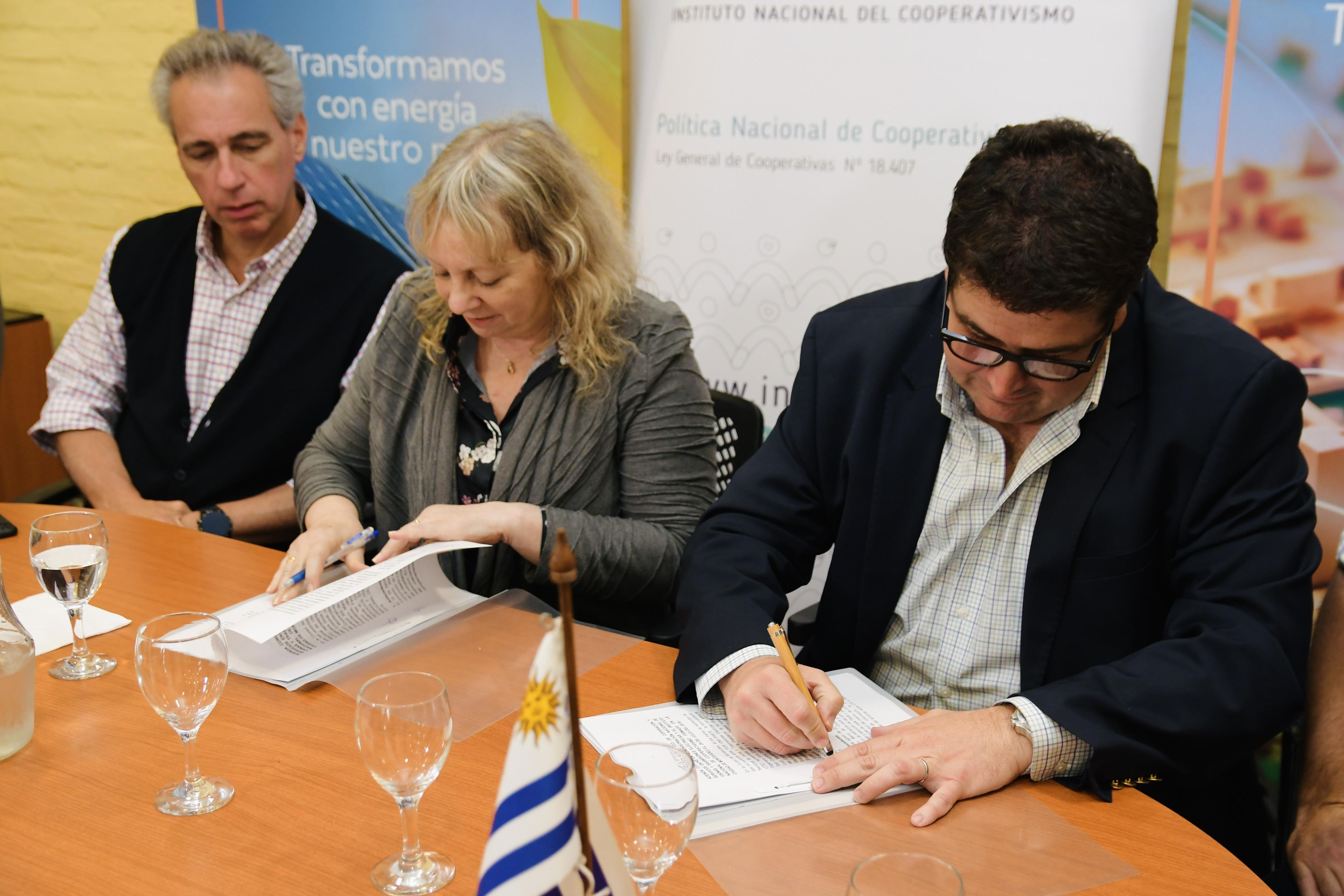 Julio L. Sanguinetti, Silvia Emaldi y Martín Fernández presidente de INACOOP