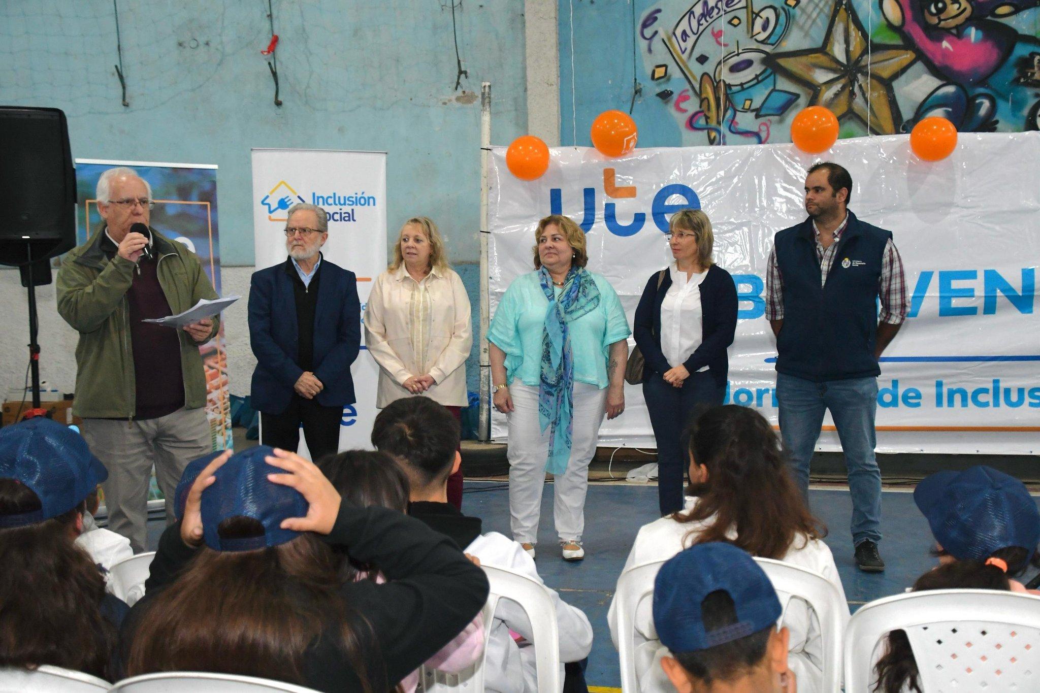 Inauguración de las obras de regularización del servicio eléctrico para 140 familias en el Barrio Cerro de la ciudad de Mercedes