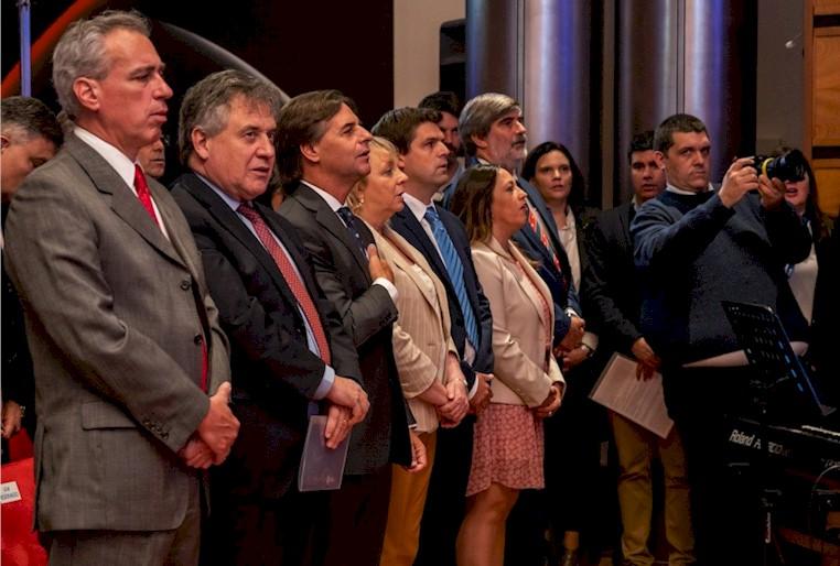 El presidente Lacalle, ministro Paganini y directores de UTE entonan el Himno Nacional