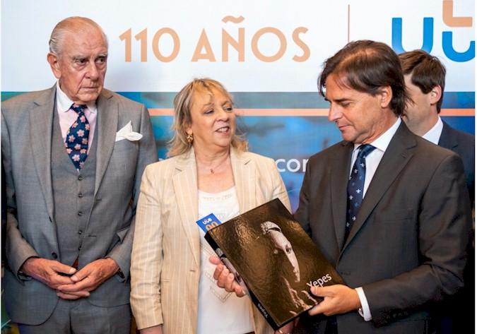 El presidente Lacalle recibe de obsequio un libro del artista Eduardo Yepes