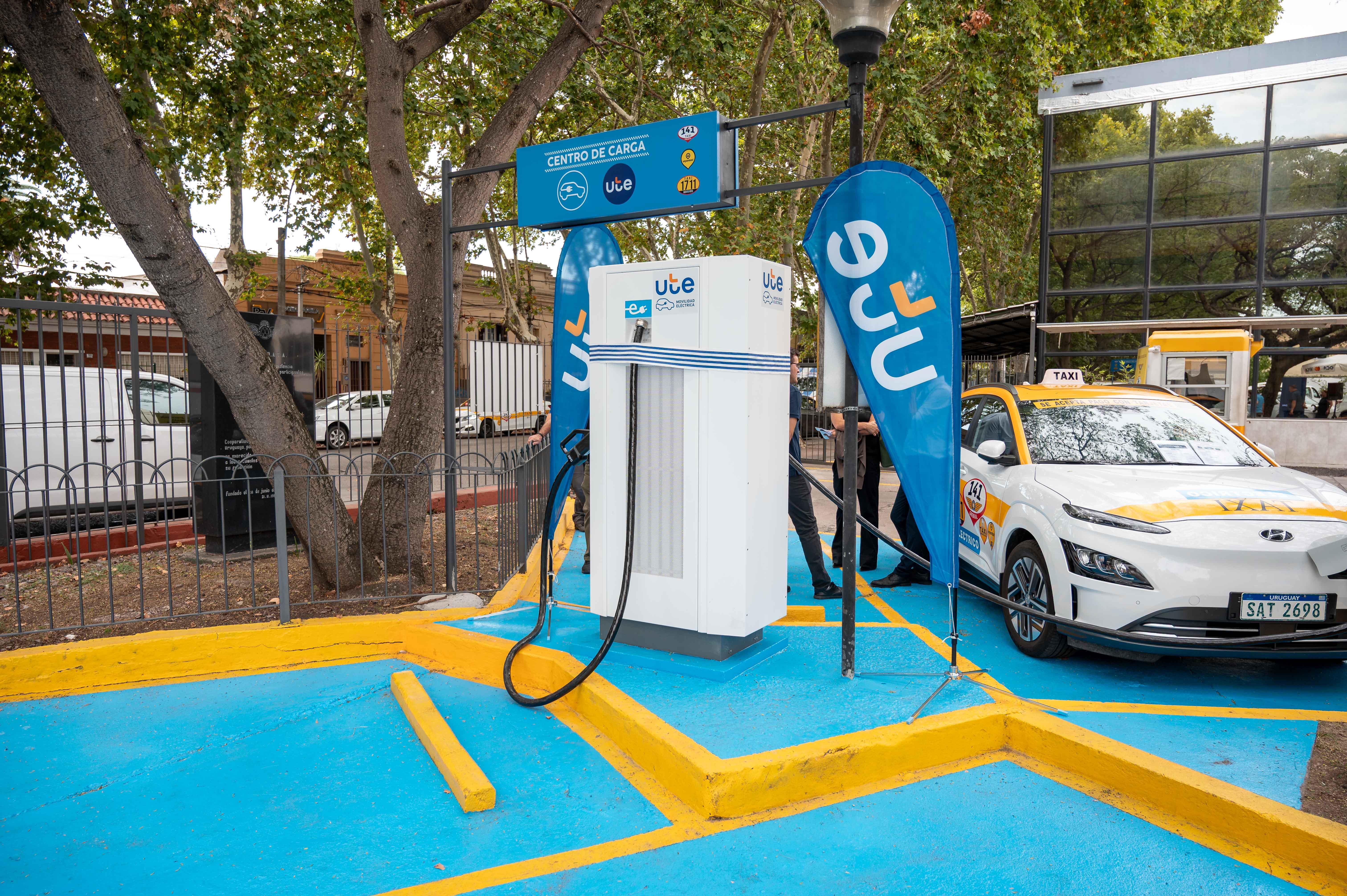 Un nuevo puesto de carga en la Gremial Única del Taxi marca el avance continuo de la Ruta Eléctrica de UTE