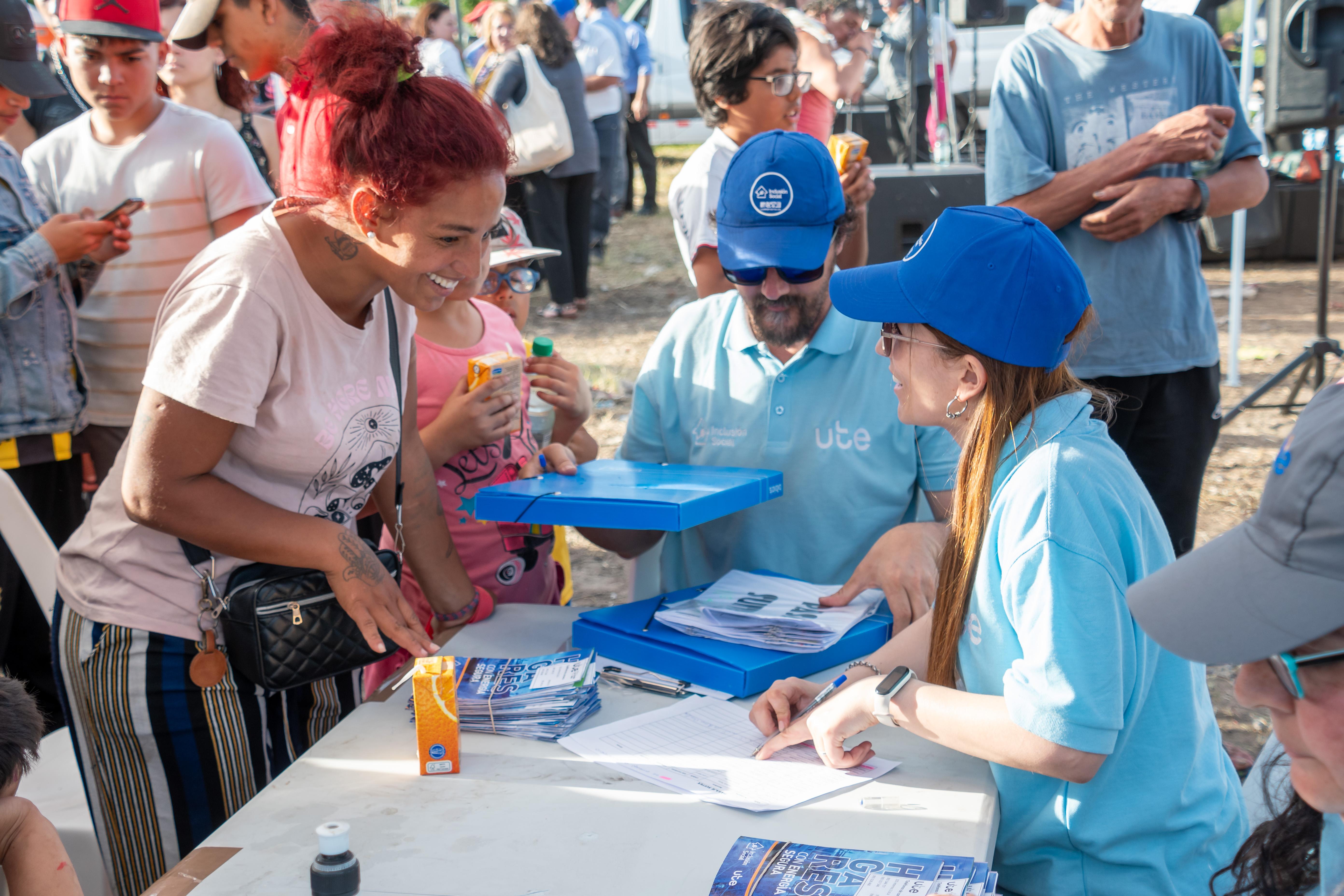 Inauguración de las obras de regularización del servicio eléctrico para 100 familias del Pasaje Suitex de Montevideo.