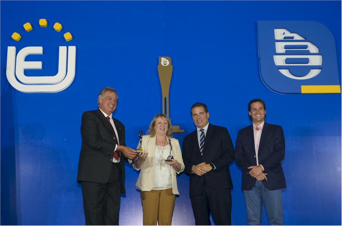 Silvia Emaldi recibe el reconocimiento para UTE