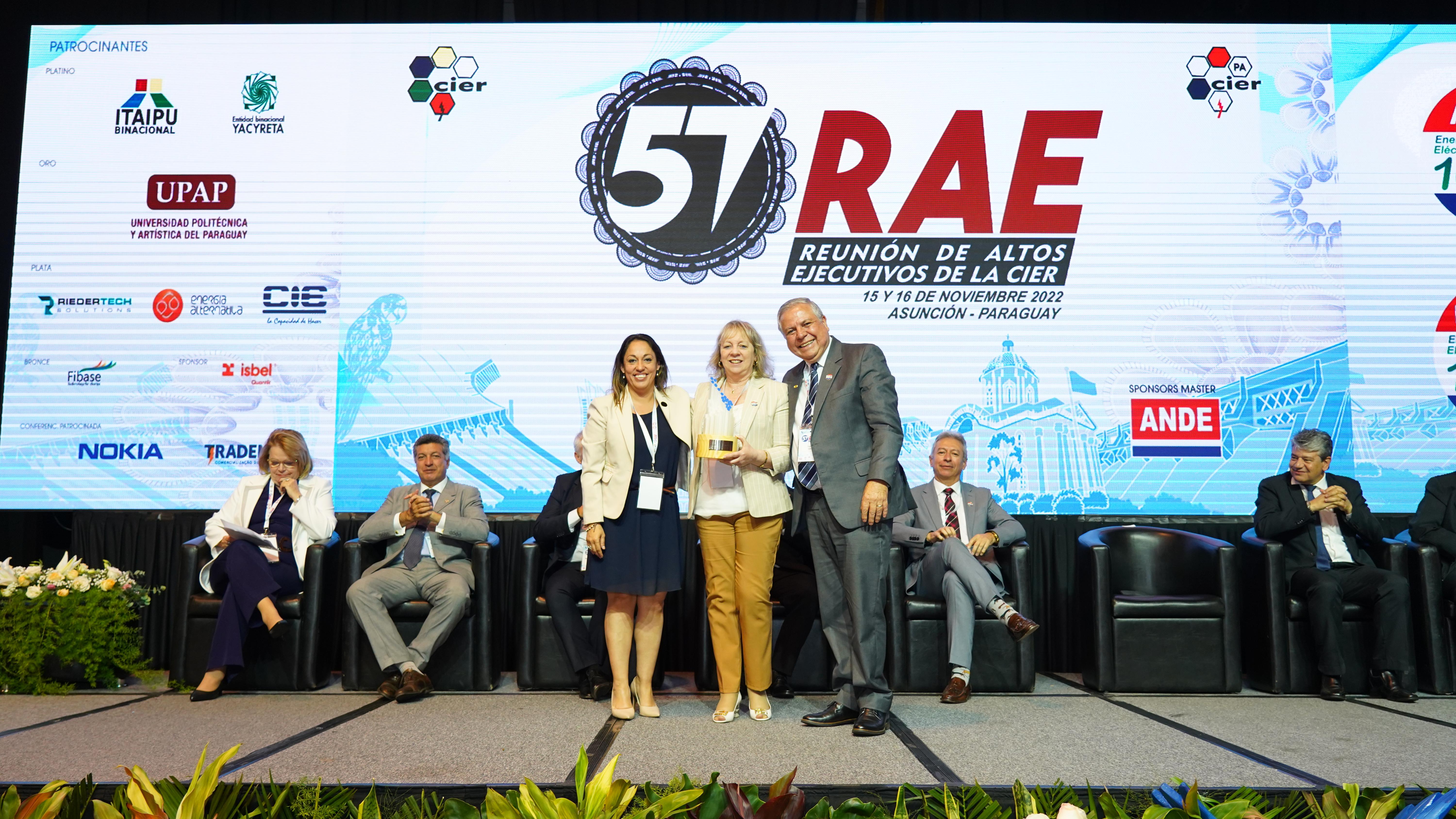 Fernanda Cardona y Silvia Emaldi en la entrega de Premios CIER - Reunión de Altos Ejecutivos 2022