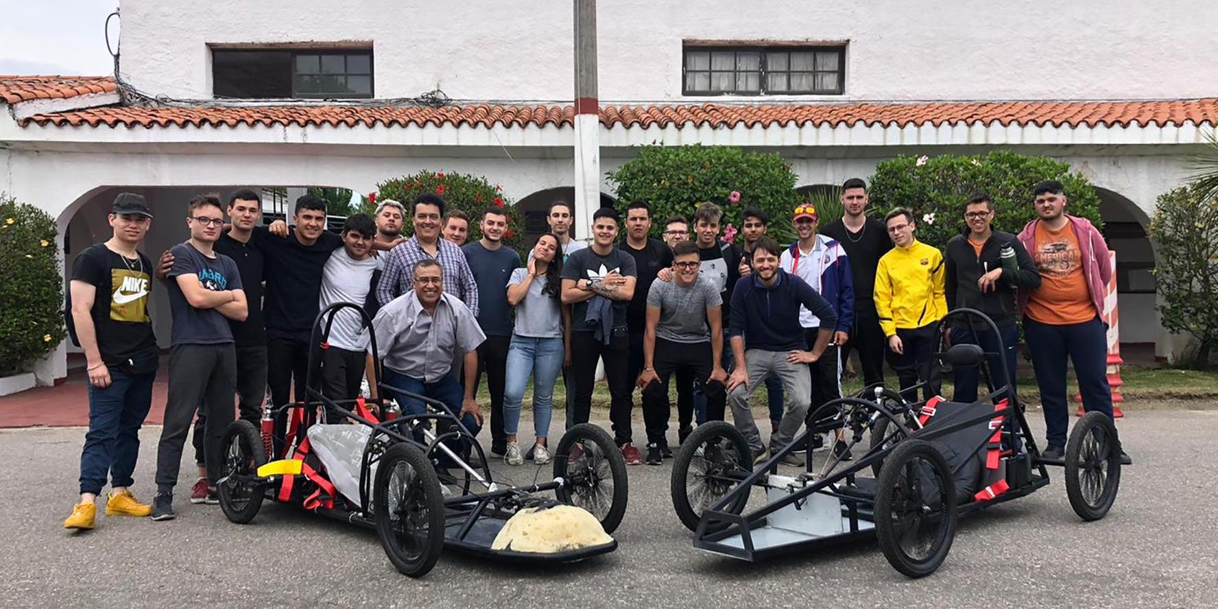 Alumnos con sus prototipos