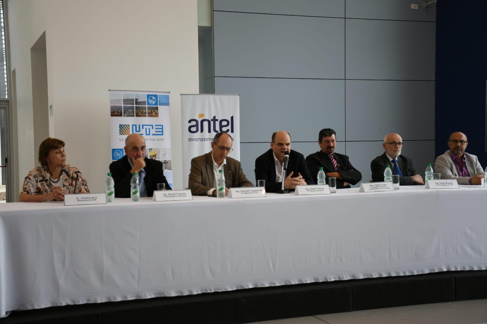 Ec. Cristina Arca, Ing. Daniel Fuentes, Dr. Ing. Gonzalo Casaravilla, Ing. Andrés Tolosa, Mtro. Tabaré Costa, Ing. César Briozzo e Ing. Walter Sosa