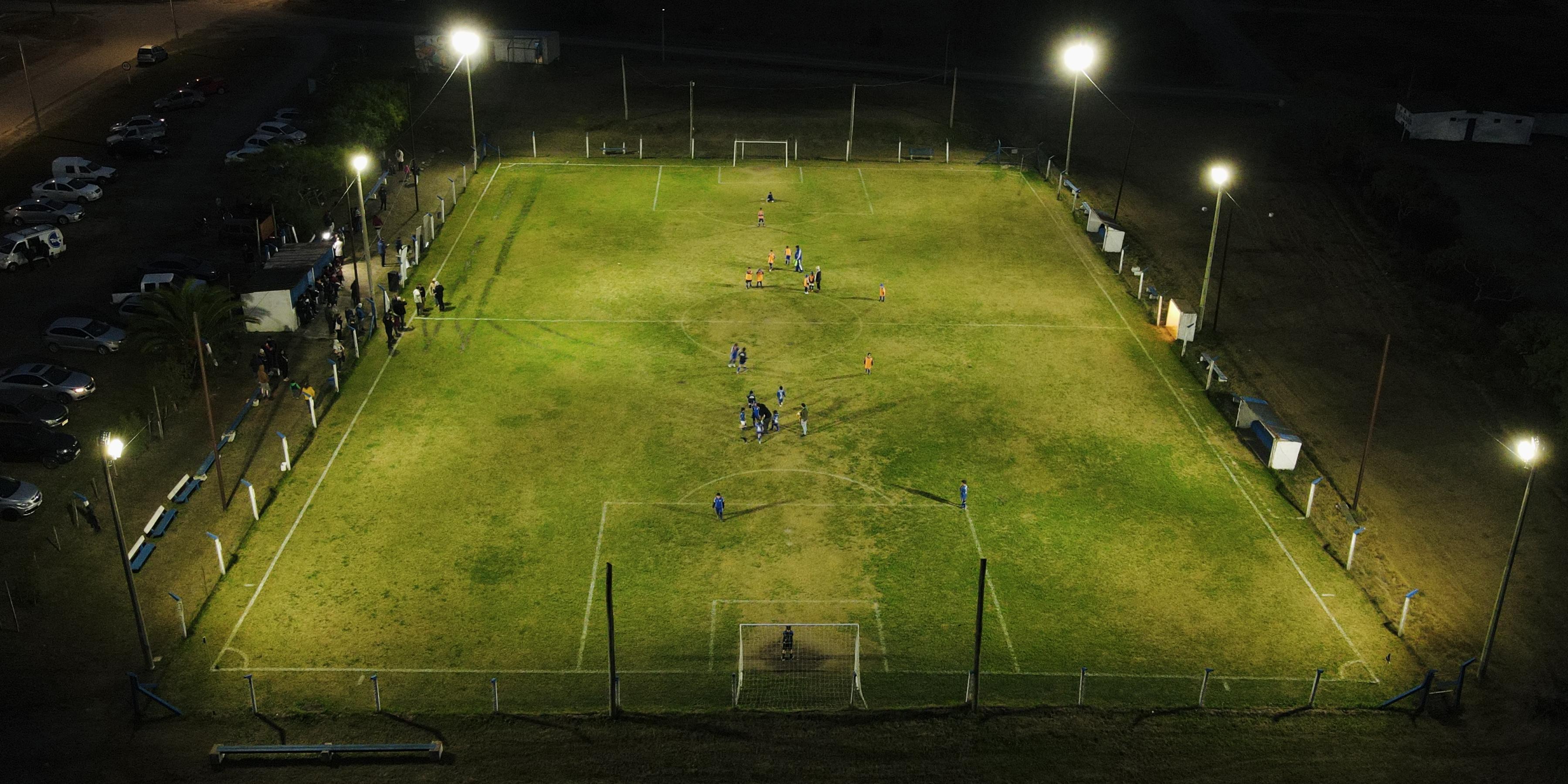 Vista aérea cancha iluminada