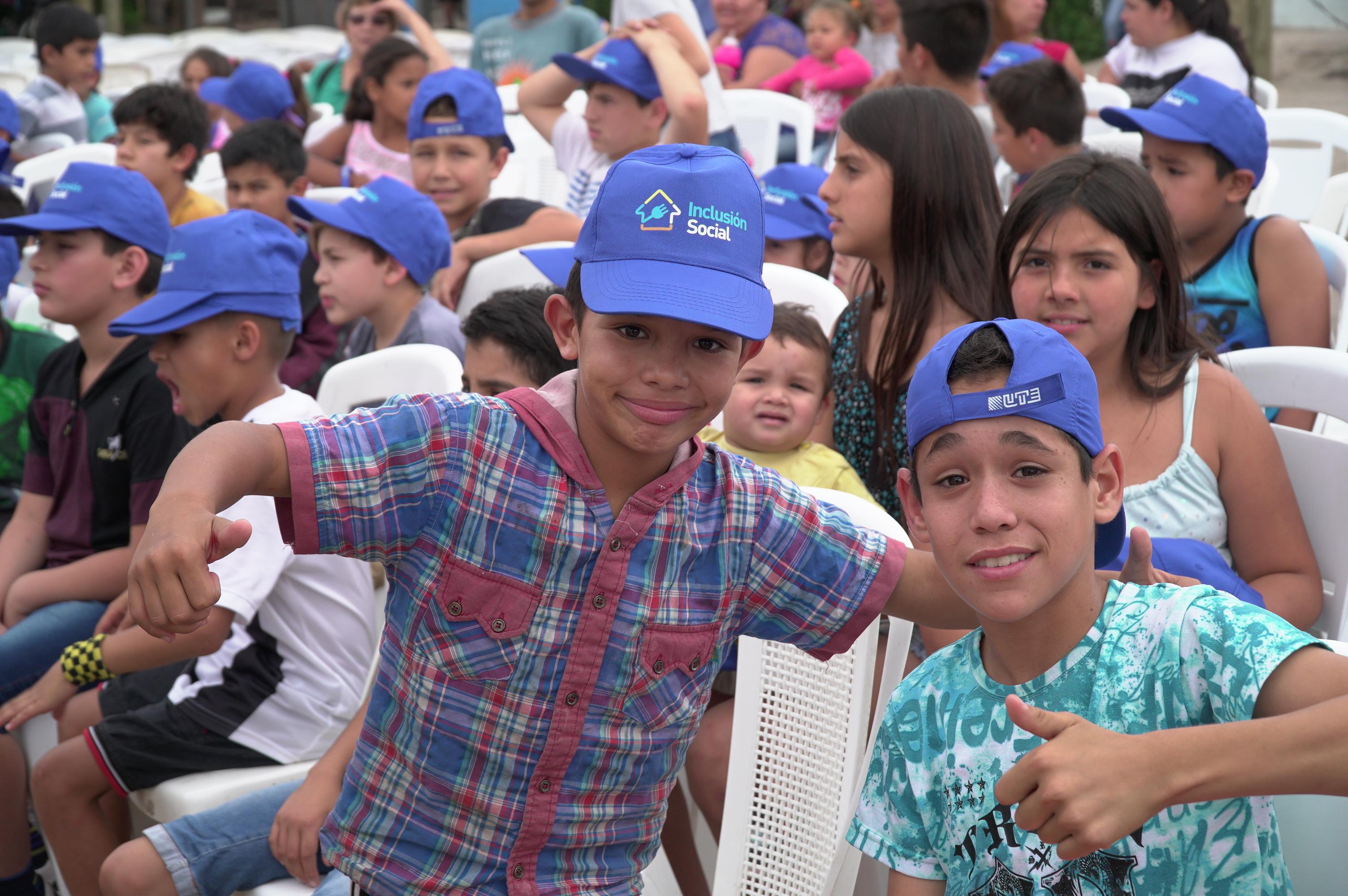 Los niños del barrio en la inauguración en Paysandú