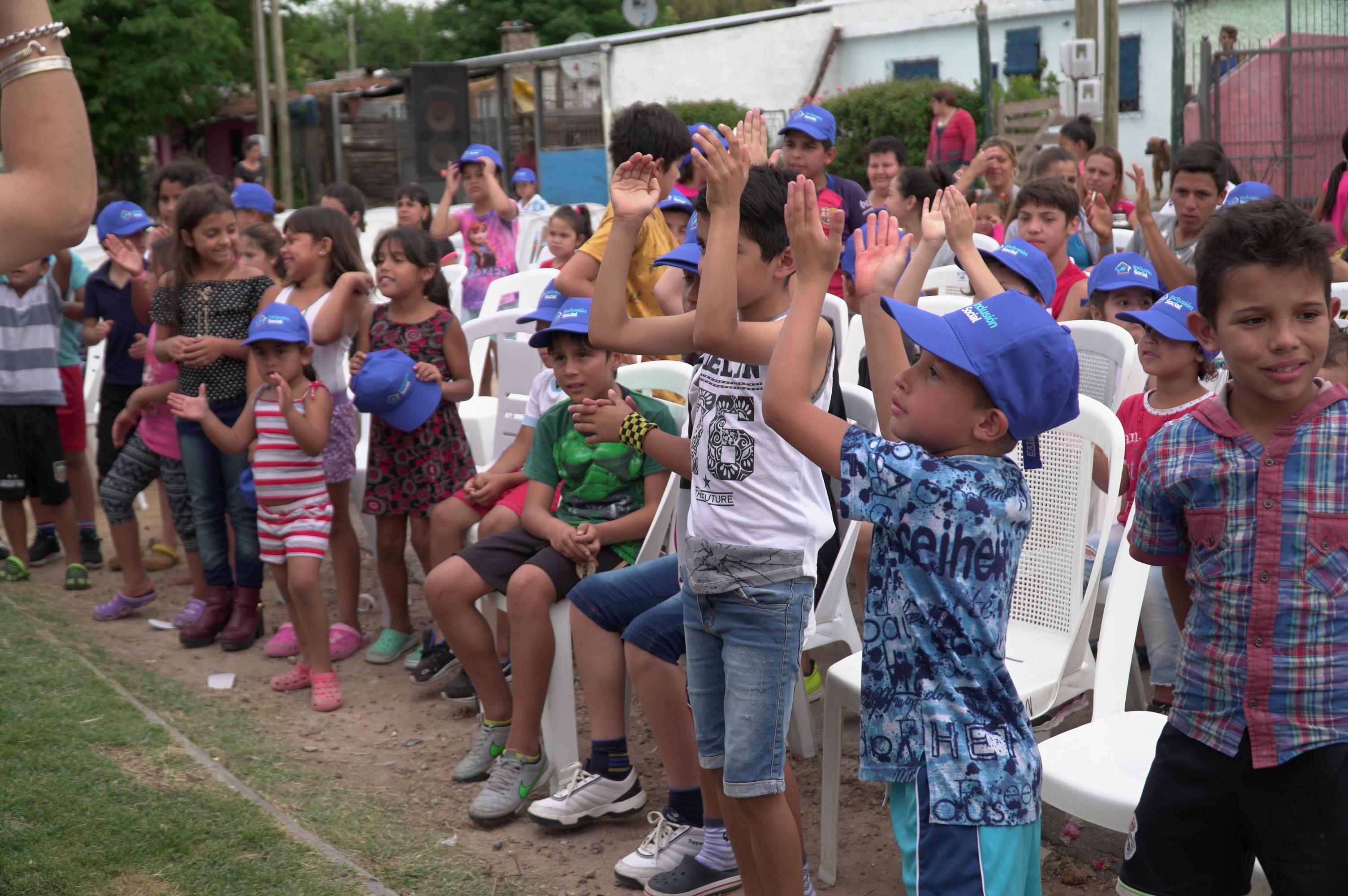 Los niños participaron activamente de la inauguración de la energía eléctrica en su barrio
