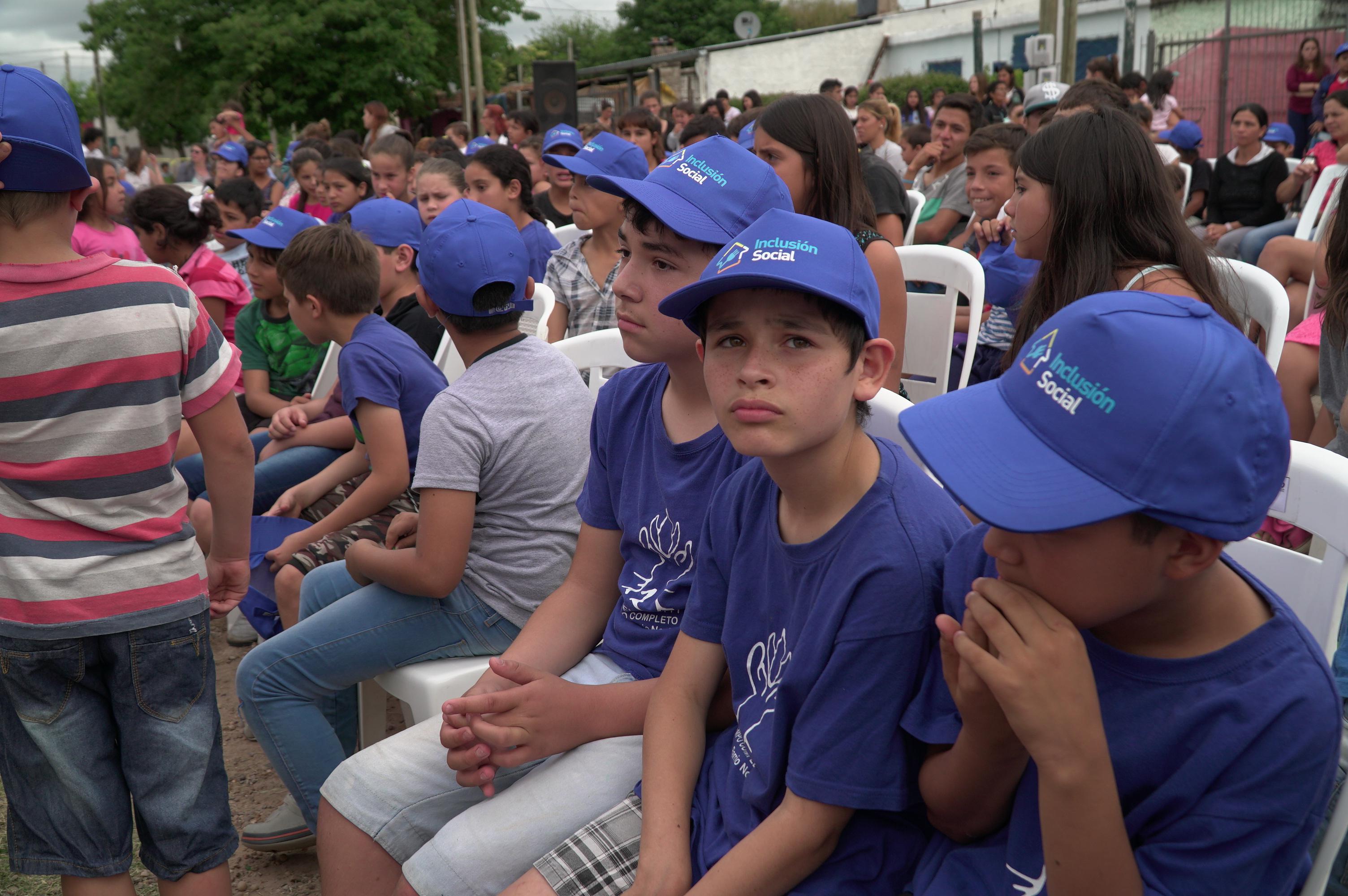 Los niños en la inauguración de los servicios eléctricos de su barrio