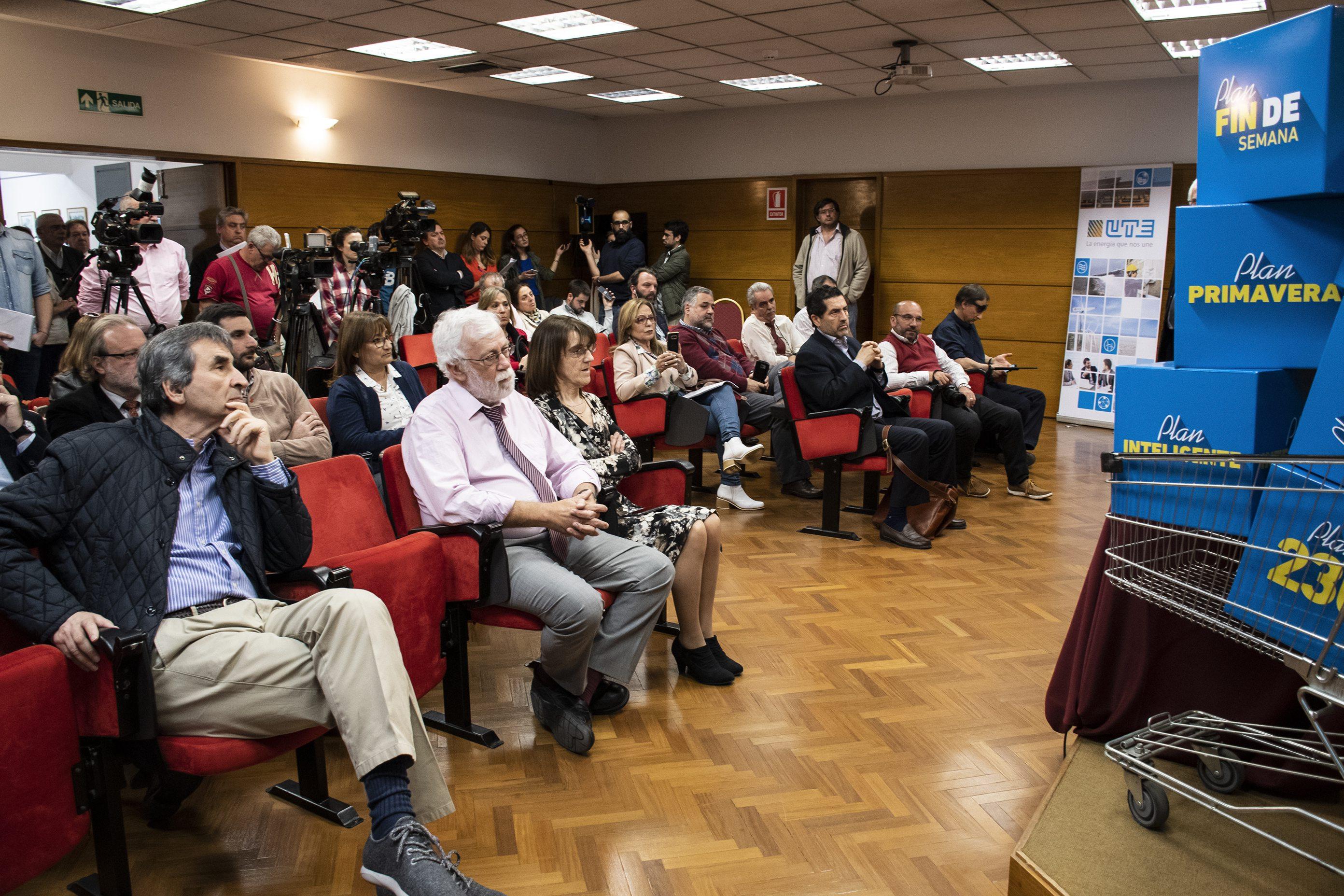 Conferencia de prensa sobre nuevos planes comerciales de UTE