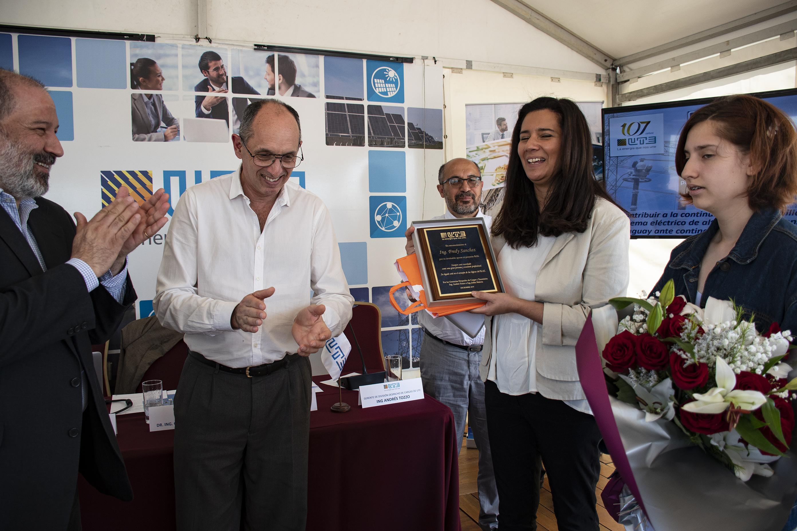 Homenaje a Ing. Fredy Sanchez por su aporte en el proyecto RAS. Ex esposa e hija reciben una placa conmemorativa, obsequio de sus compañeros de equipo.