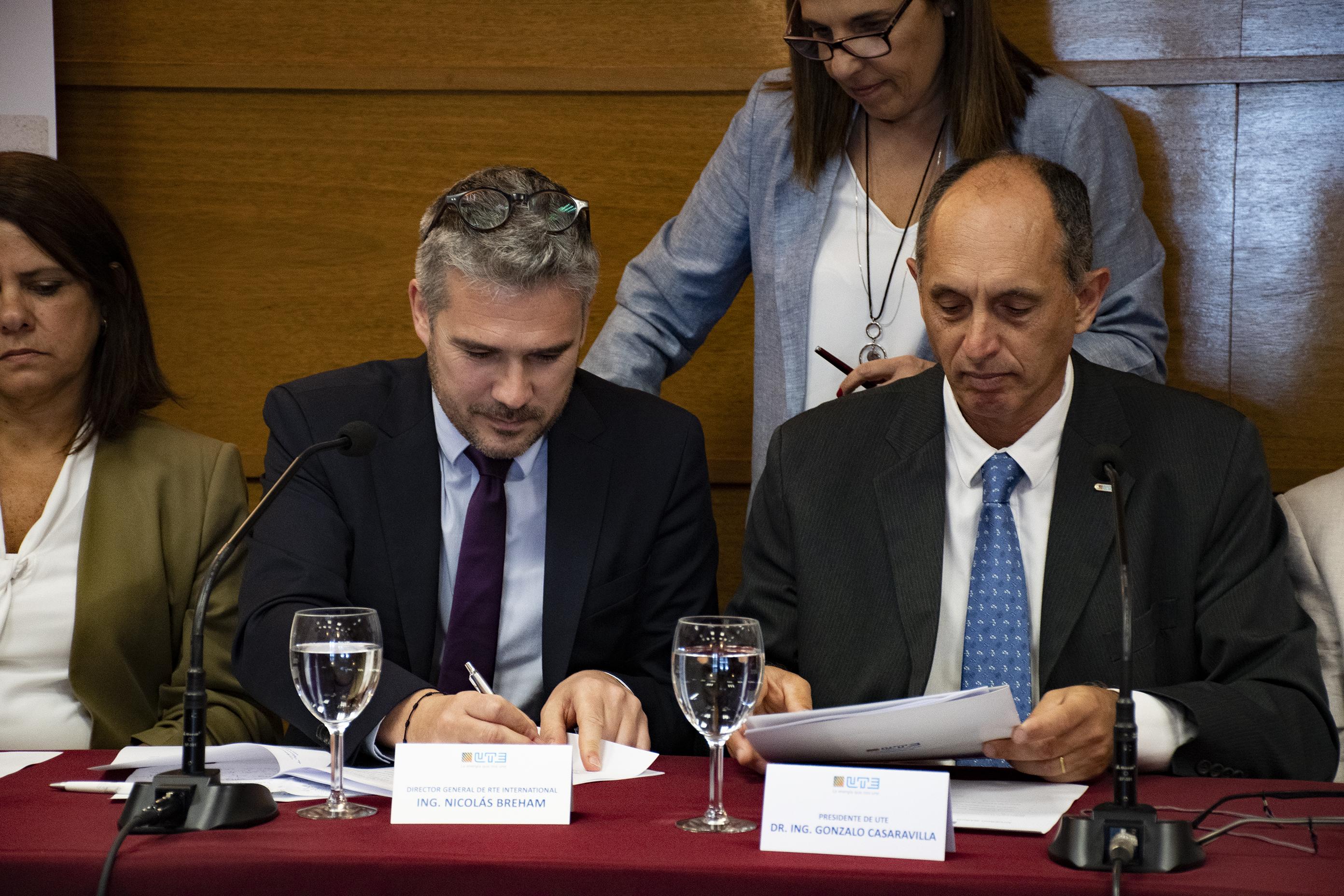 Bréham y Casaravilla firmando el Acuerdo Marco