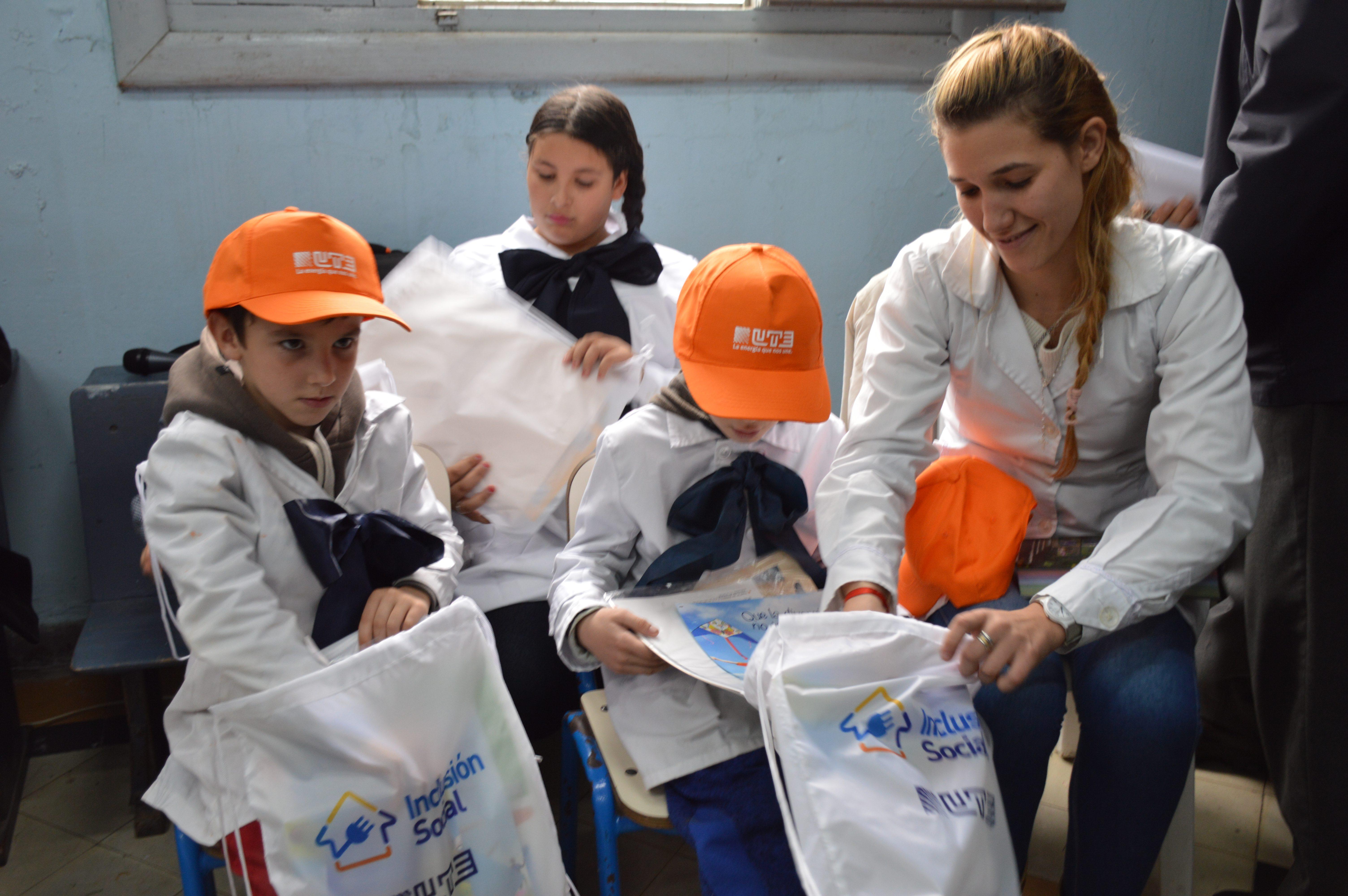 Alumnos y maestra de una de las escuelas rurales beneficiadas