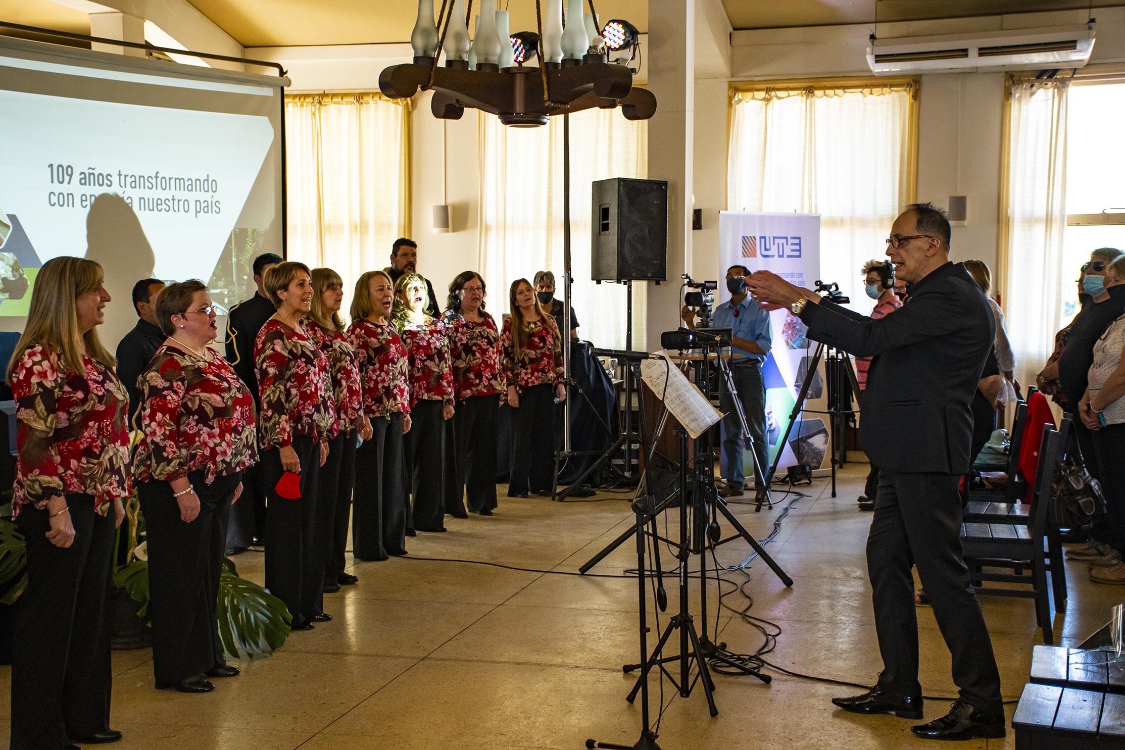 El Coro Iluminarte cantó el Himno Nacional