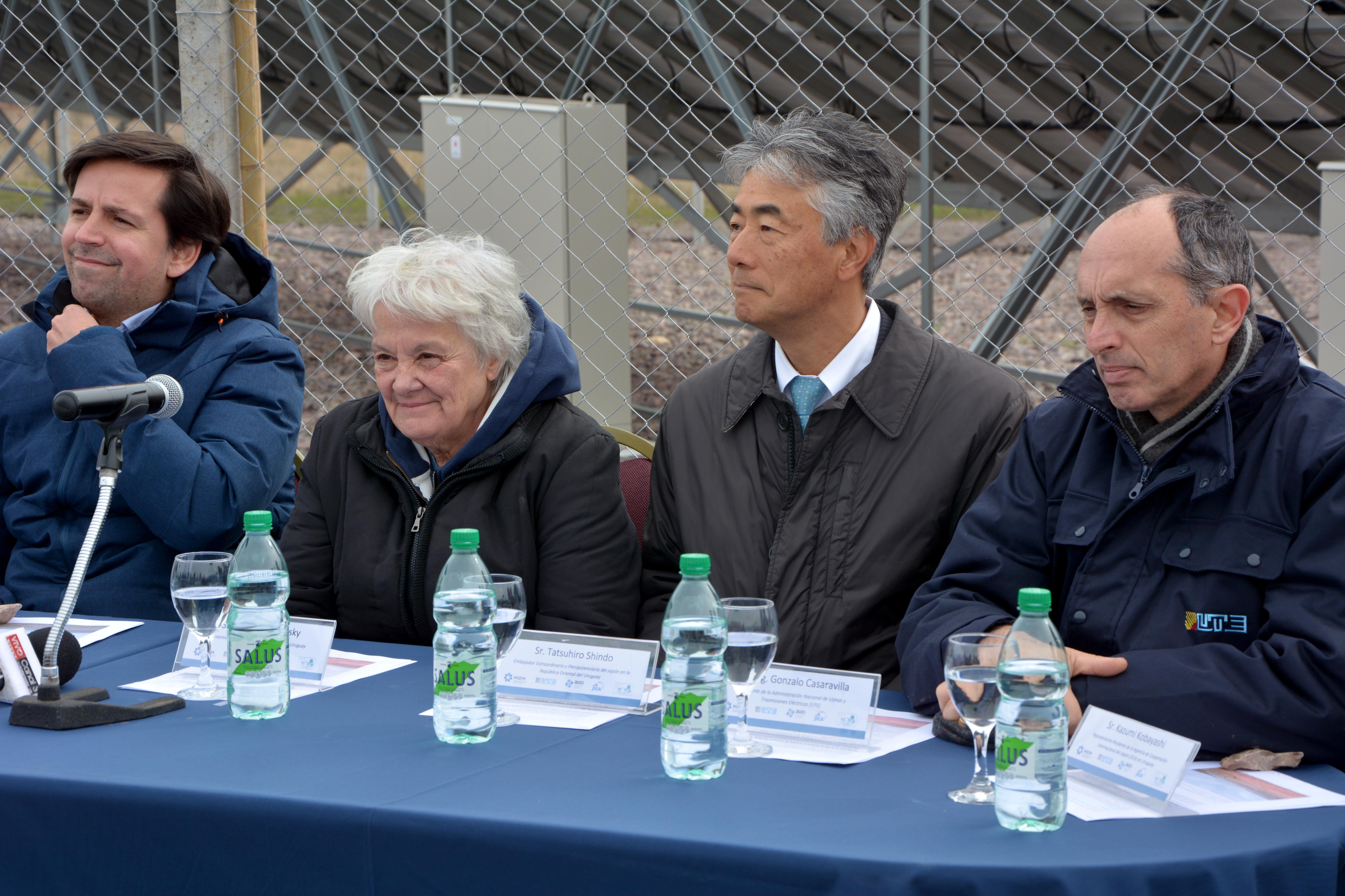 Dir. de Energía Ruben García, Vicepresidenta Lucía Topolansky, Embajador de Japón Tatsuhiro Shindo y Presidente de UTE Gonzalo Casaravilla