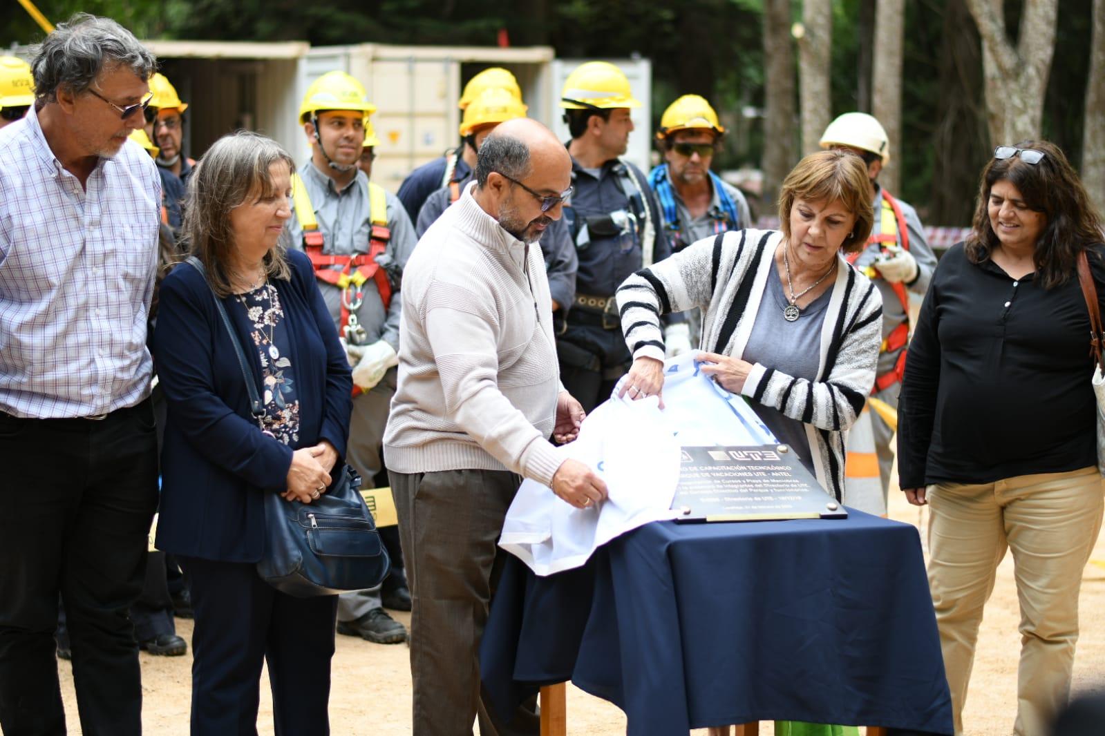 Descubrimiento de placa con motivo de la inauguración del Centro, la Playa de Maniobras y los cursos y talleres 2020