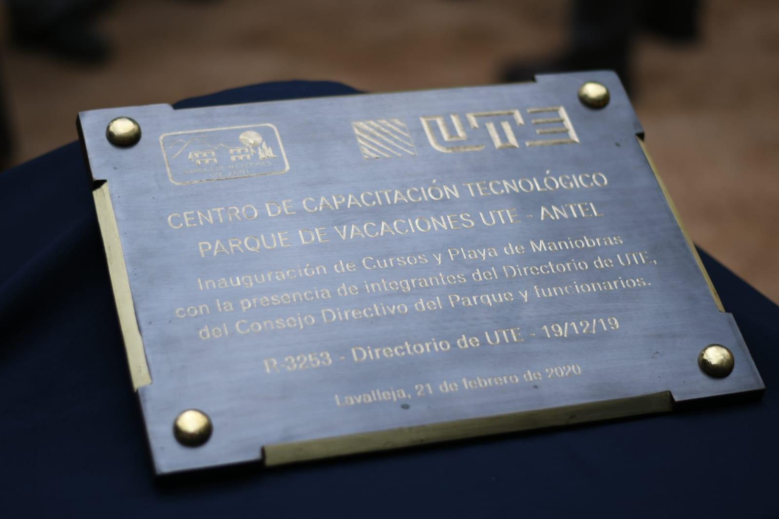 Placa conmemorativa de la inauguración del Centro, la Playa de Maniobras y los cursos y talleres 2020