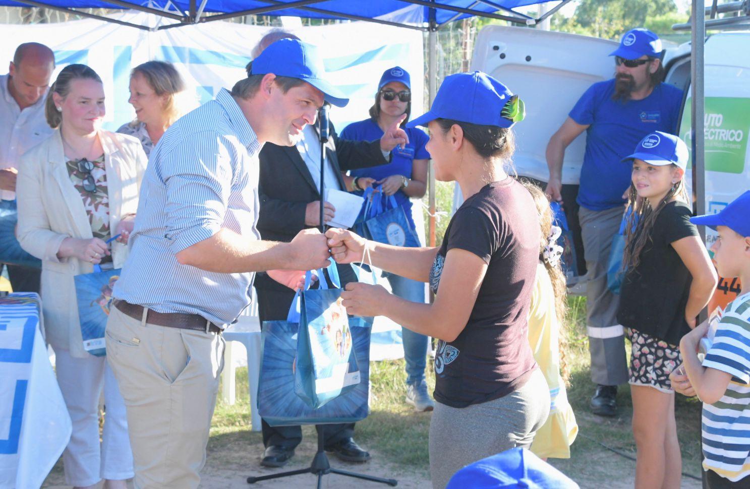 Director Felipe Algorta entregando los tradicionales obsequios de UTE