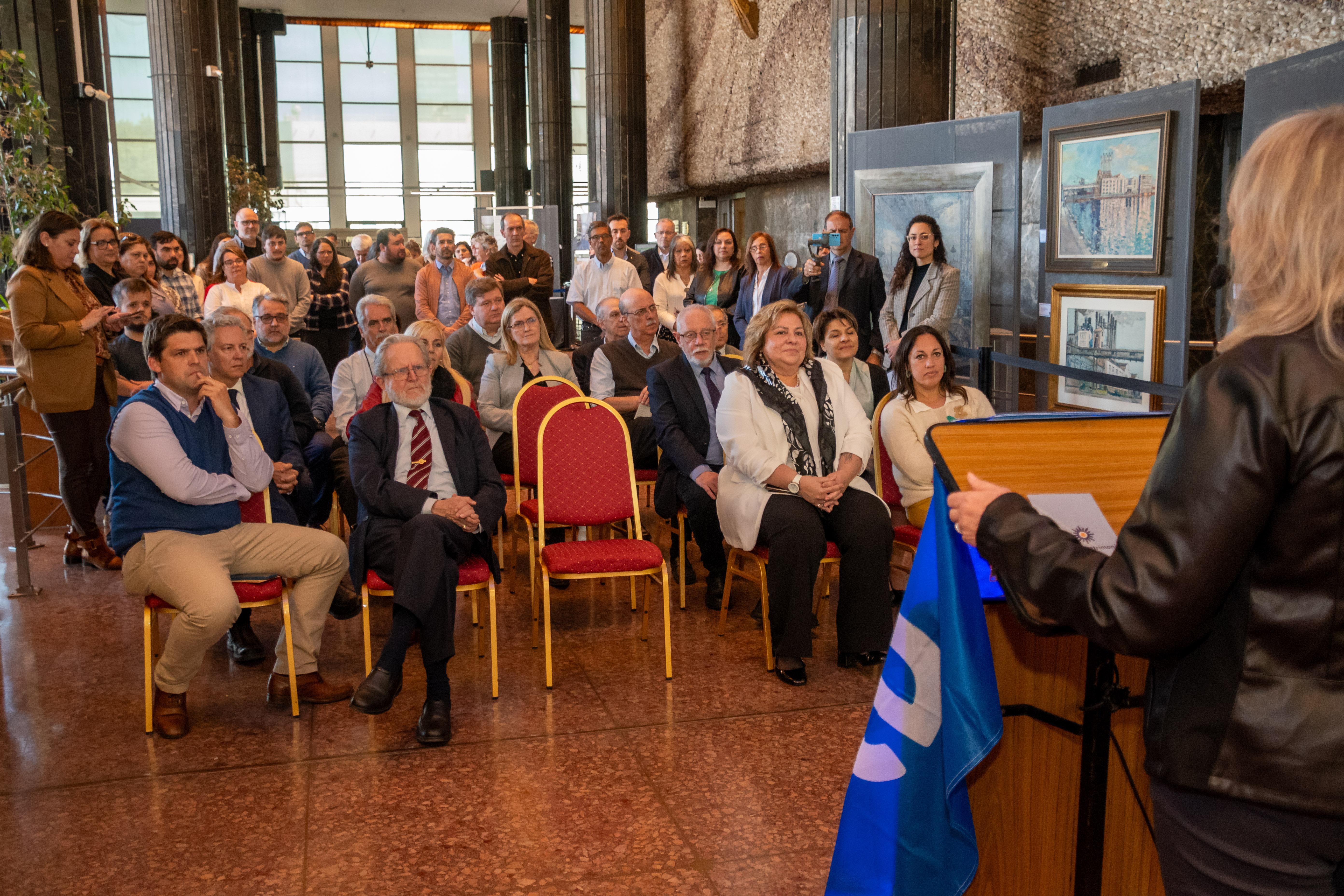 La nueva versión de la Fotogalería ubicada al frente del Palacio de la Luz, ilustra el complejo arquitectónico, industrial y administrativo de la empresa.