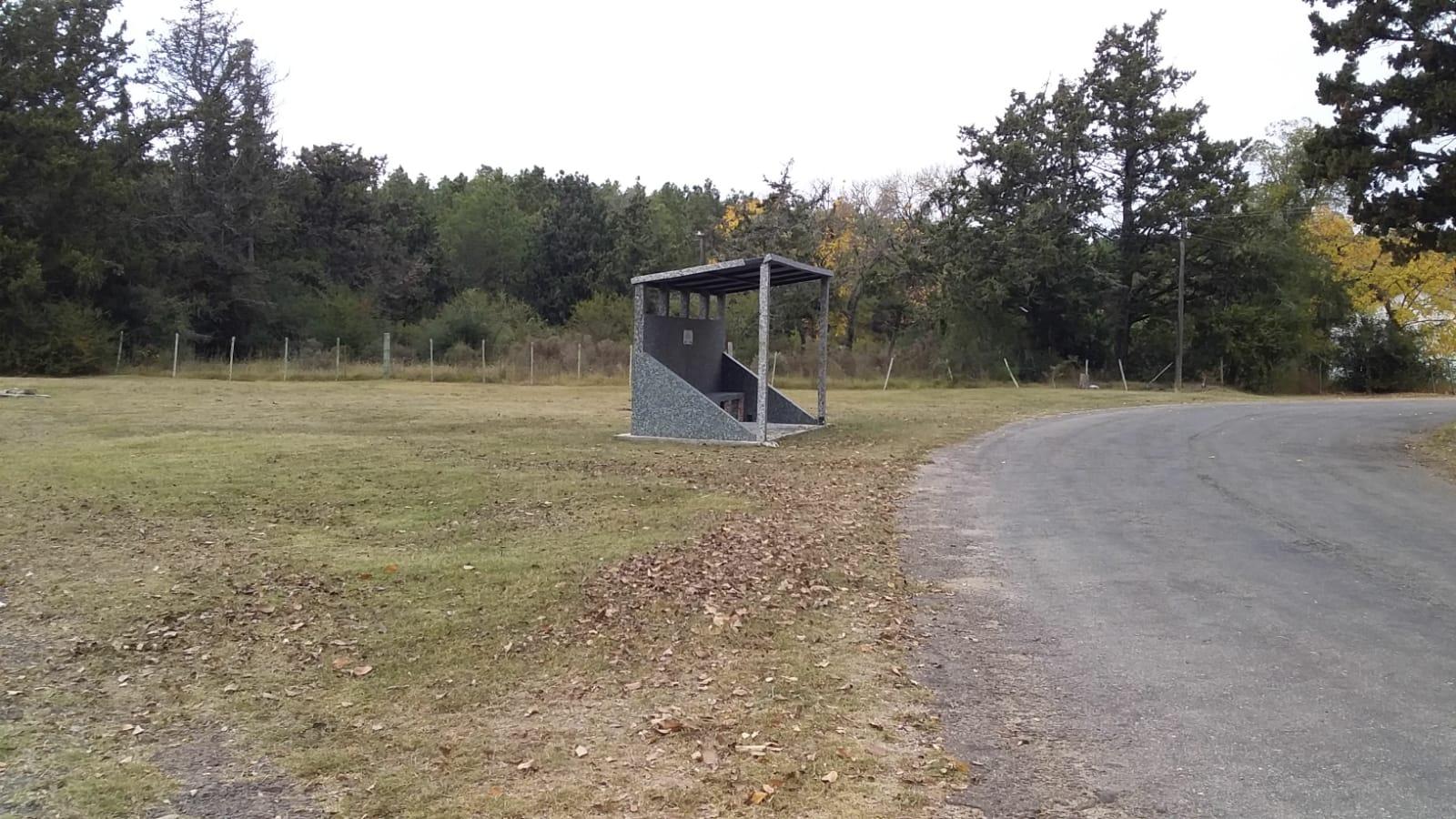 Refugio de parada de ómnibus construido con plástico reciclado