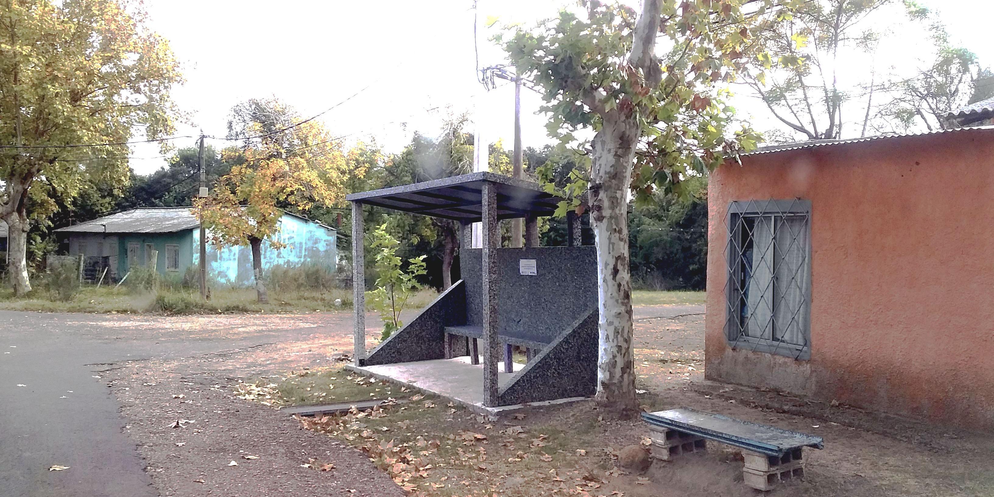 Refugio para parada de ómnibus realizado con plástico reciclado
