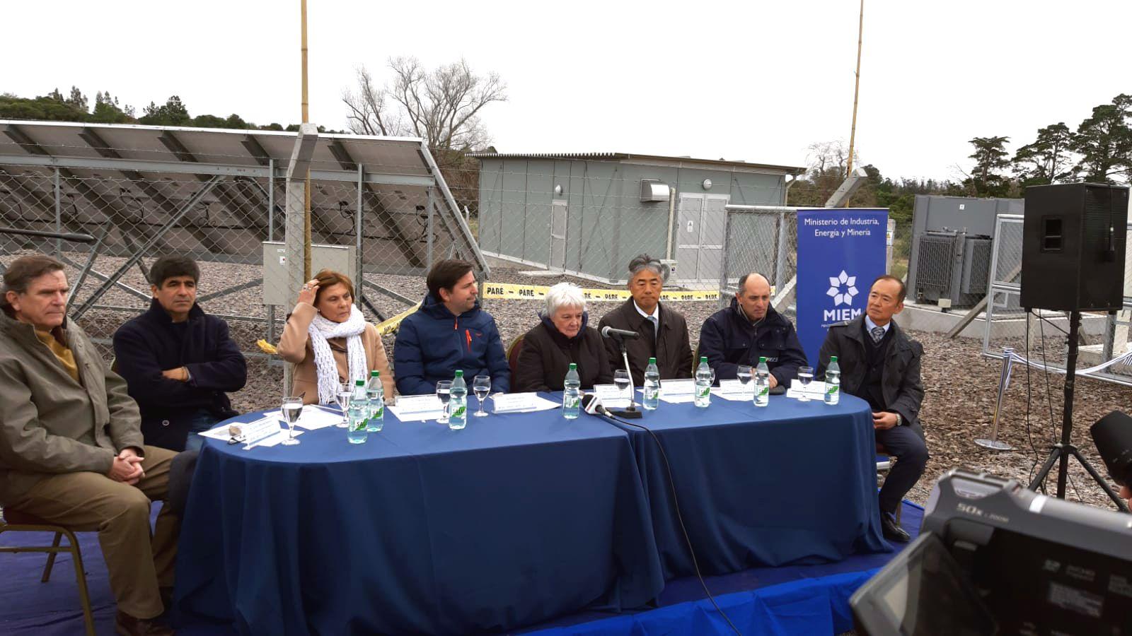 La mesa que presidió la inauguración de la planta Hikari